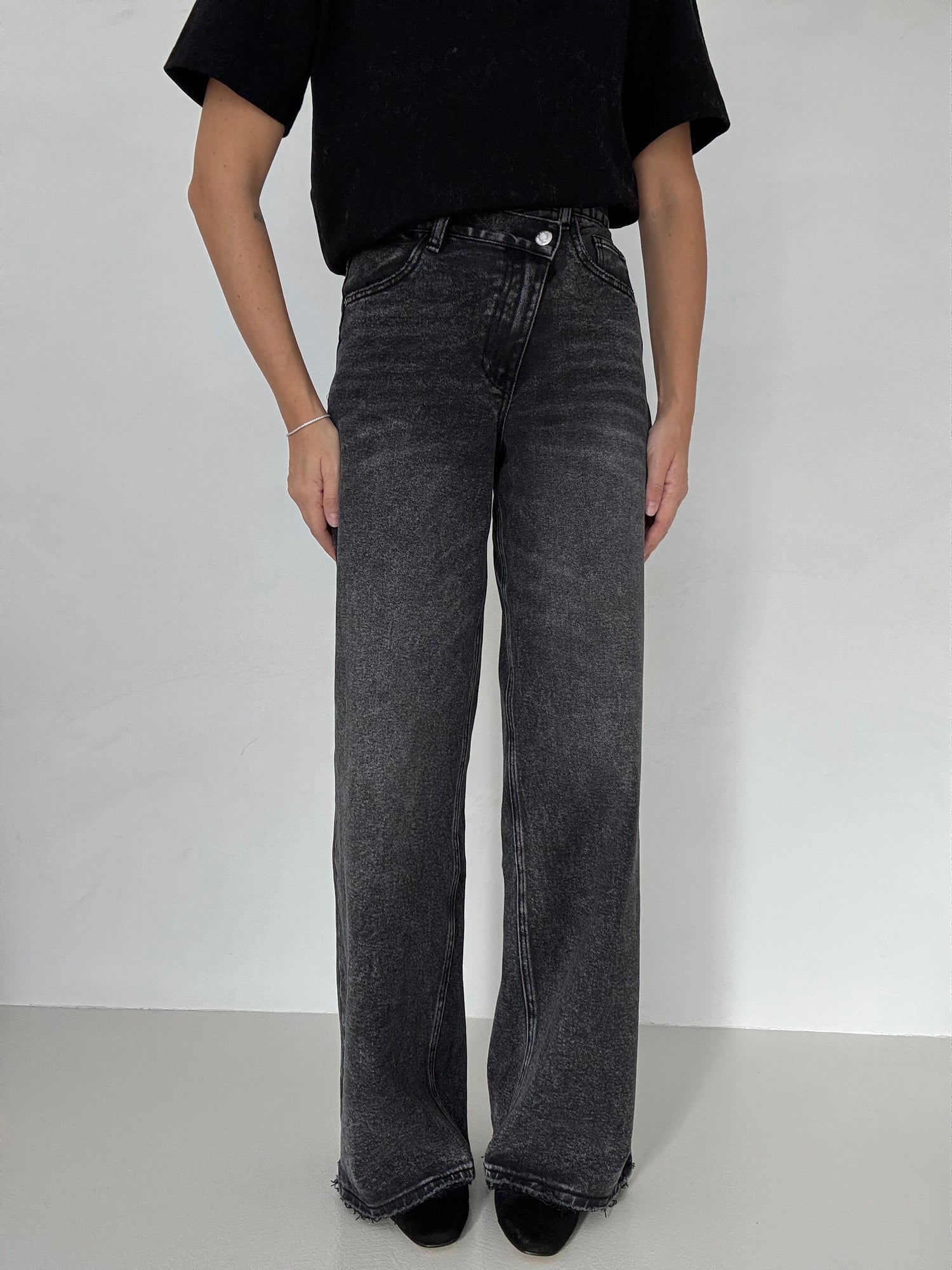 Jeans ‘BOTTONE ASIMMETRICO’ Nero Slavato