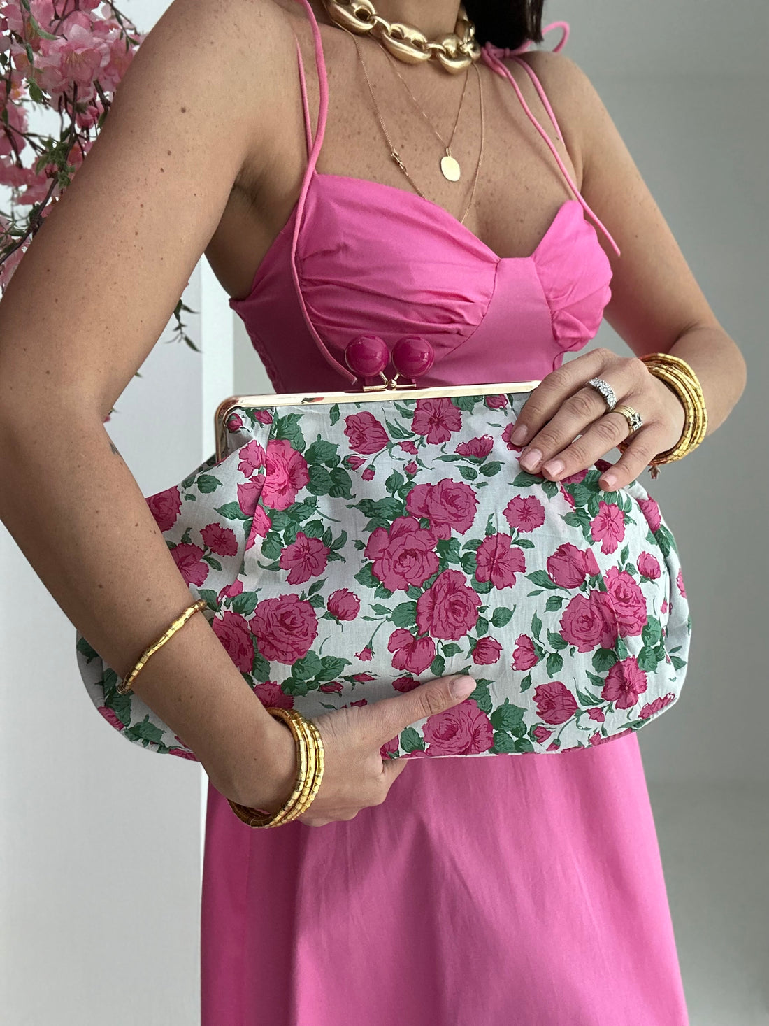 Pochette ‘BIG’ fondo bianco FIORI FUCSIA