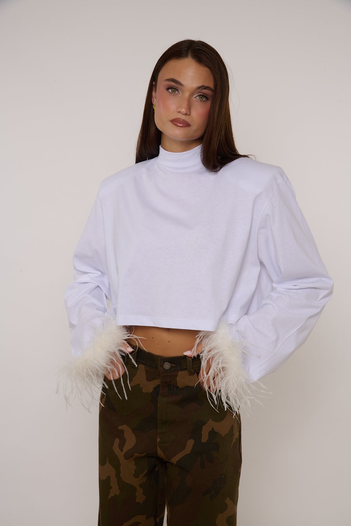 Maglia Crop ‘MEZZO COLLO’ con Piume Bianca