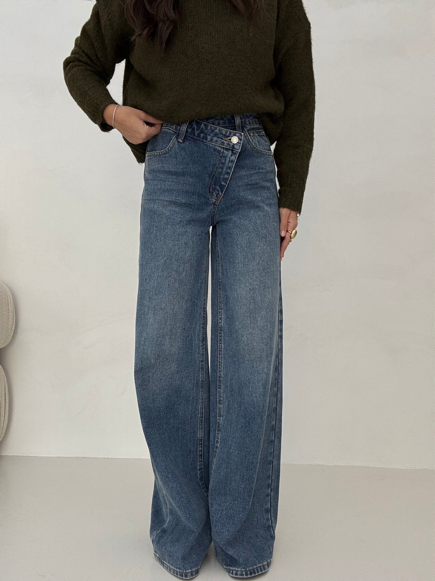 Jeans ‘BOTTONE ASIMMETRICO’ Gamba Larga Denim Medio