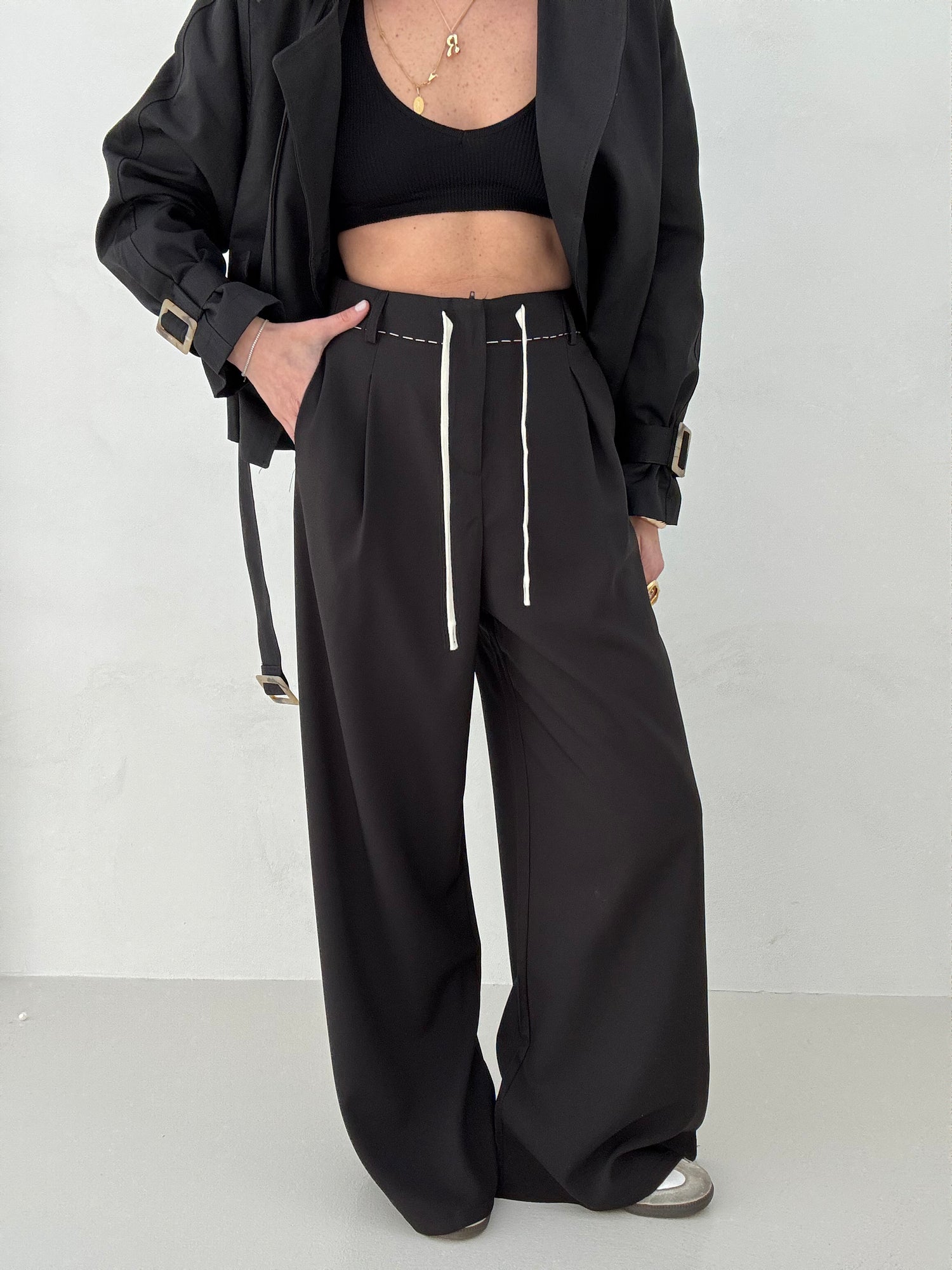 Pantalone ‘CUCITURE e LACCETTI’ Nero