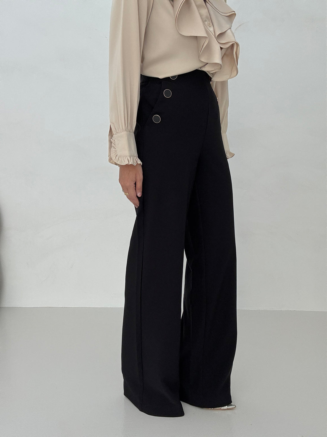 Pantalone ‘BOTTONI SPECCHIO’ elastico sul retro Nero