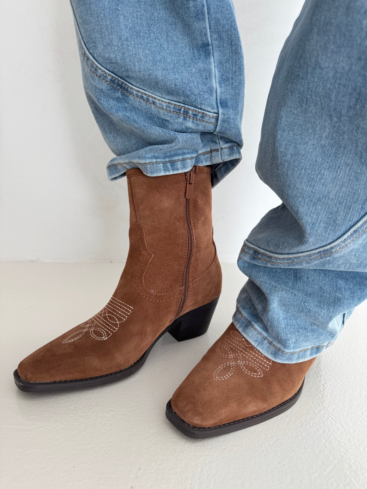 Camperos ‘BASSO’ ricami in camoscio CAMEL