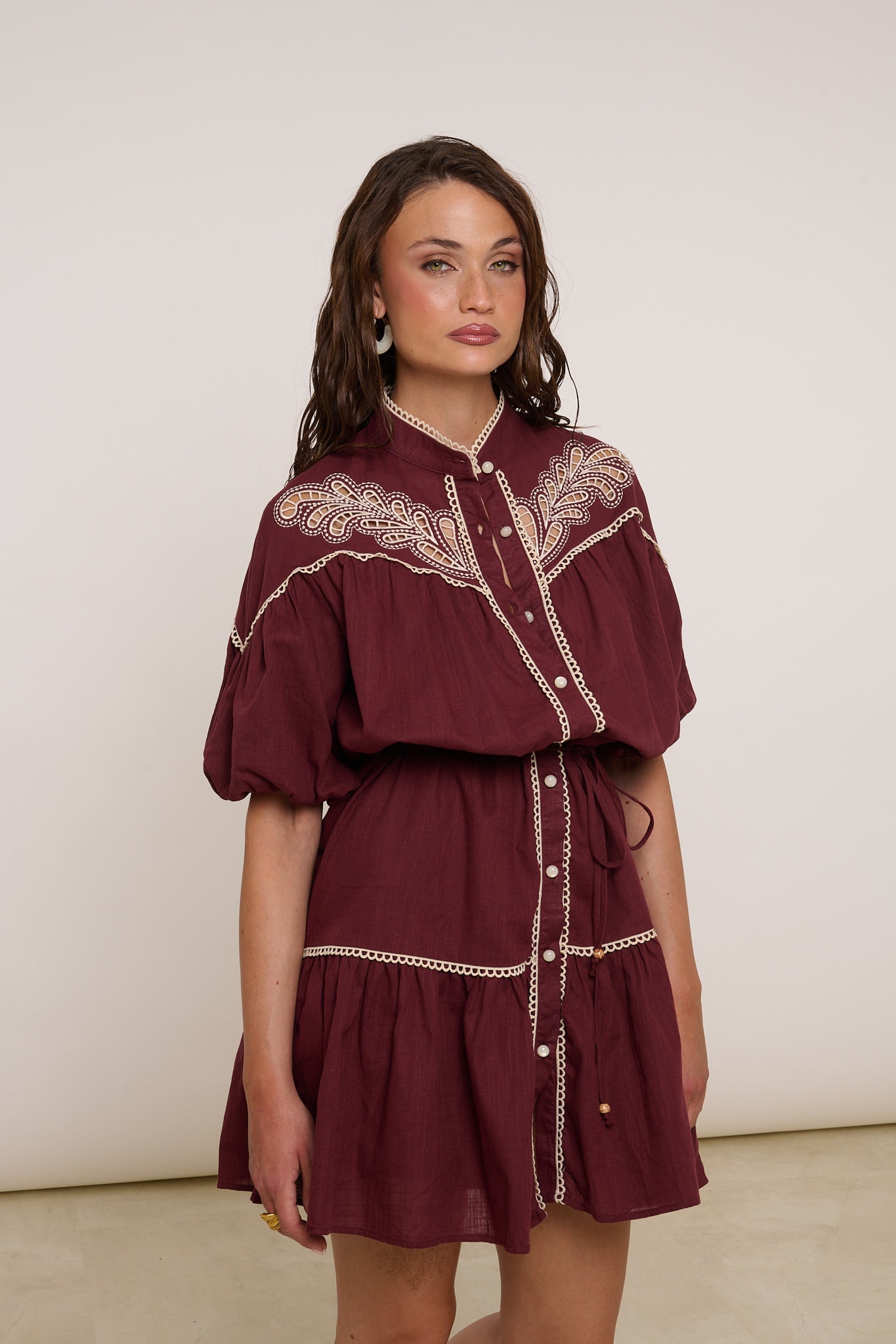 Abito ‘RICAMI’ con manica sbuffo Bordeaux