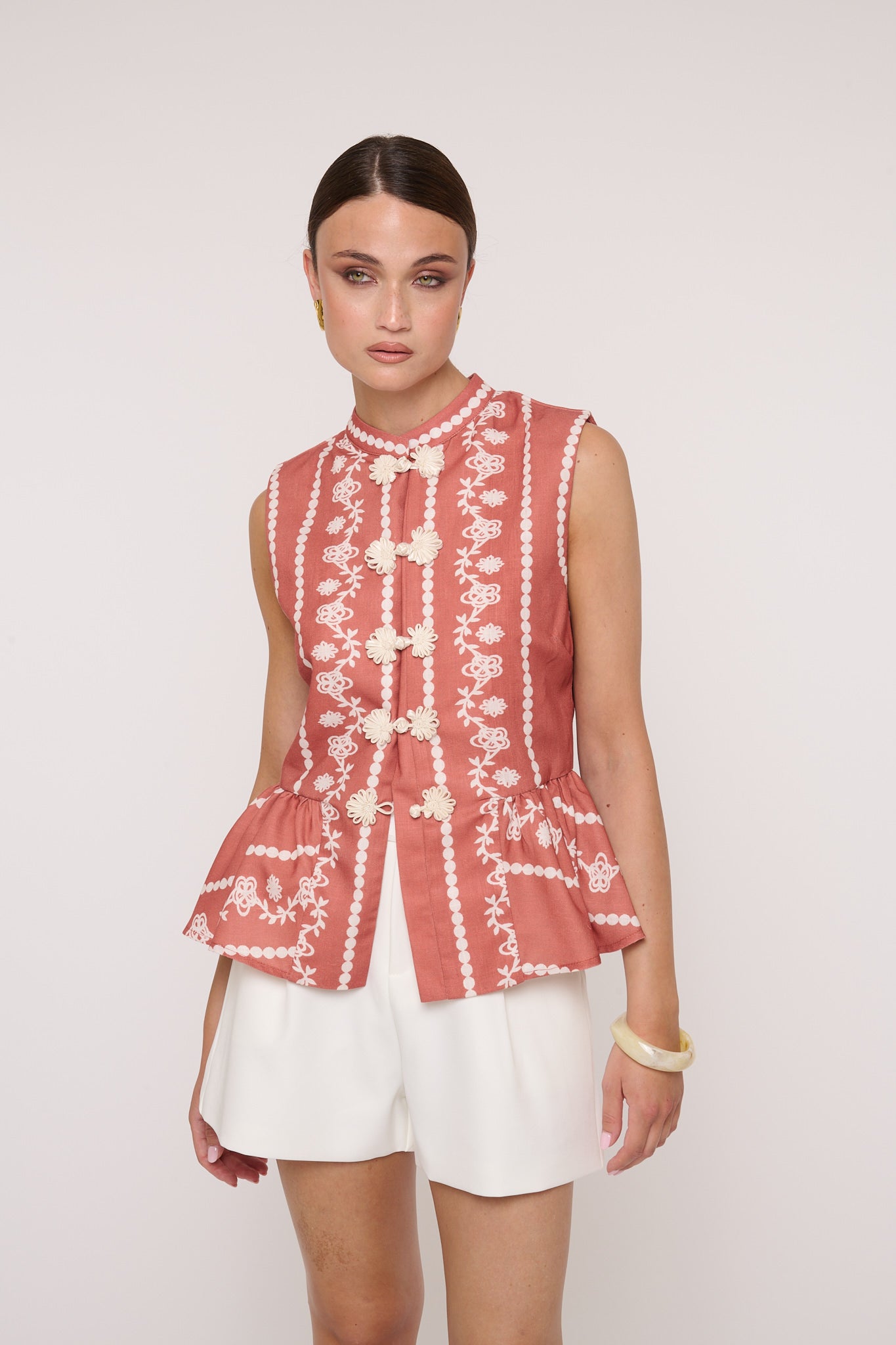 Gilet ‘100% LINO’ Con Alamari e Balze Rame