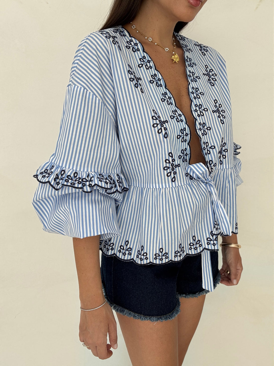 Blusa crop ‘RIGHE AZZURRE’ con ricami