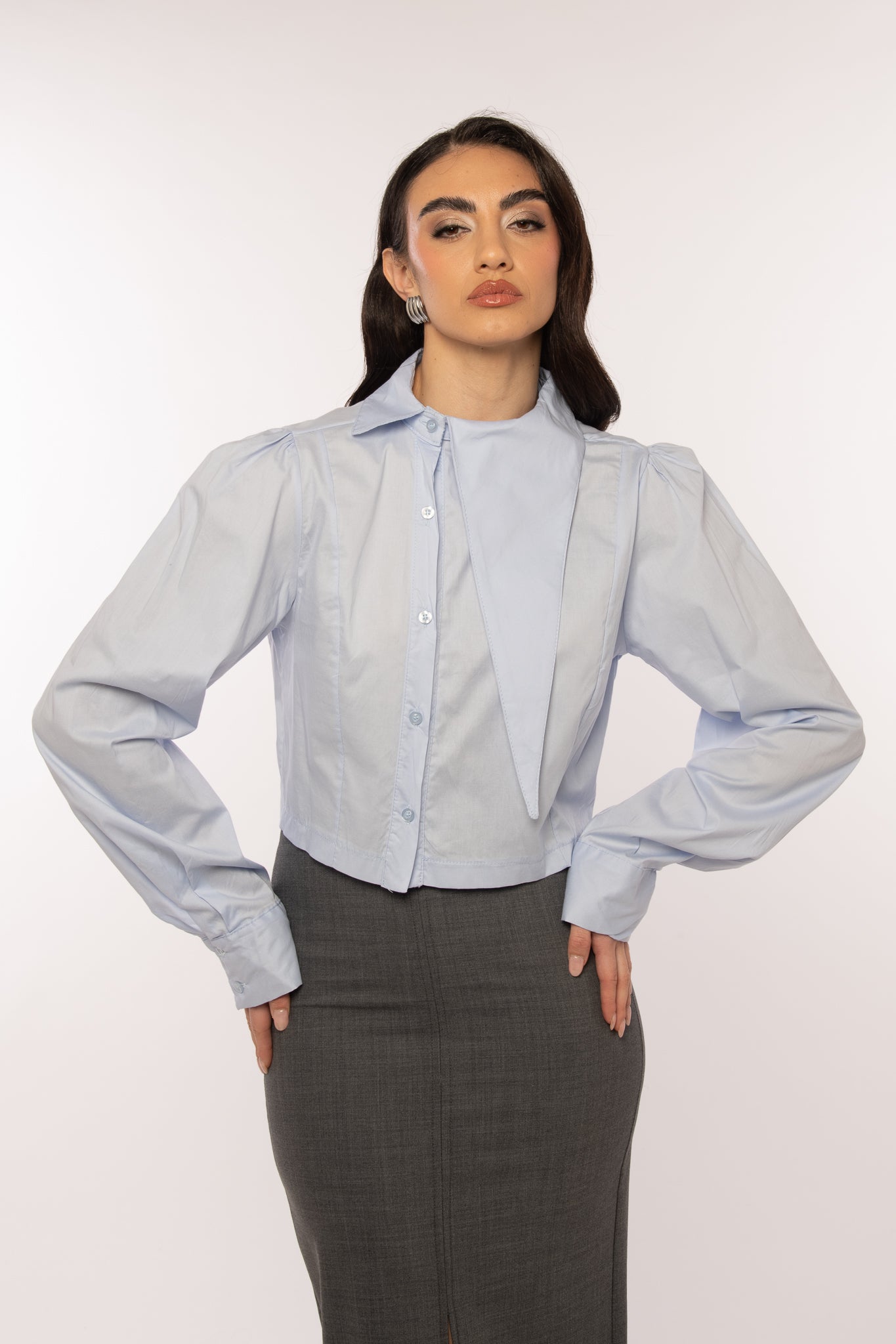 Camicia crop ‘BAVERO ASIMMETRICO’ Azzurra