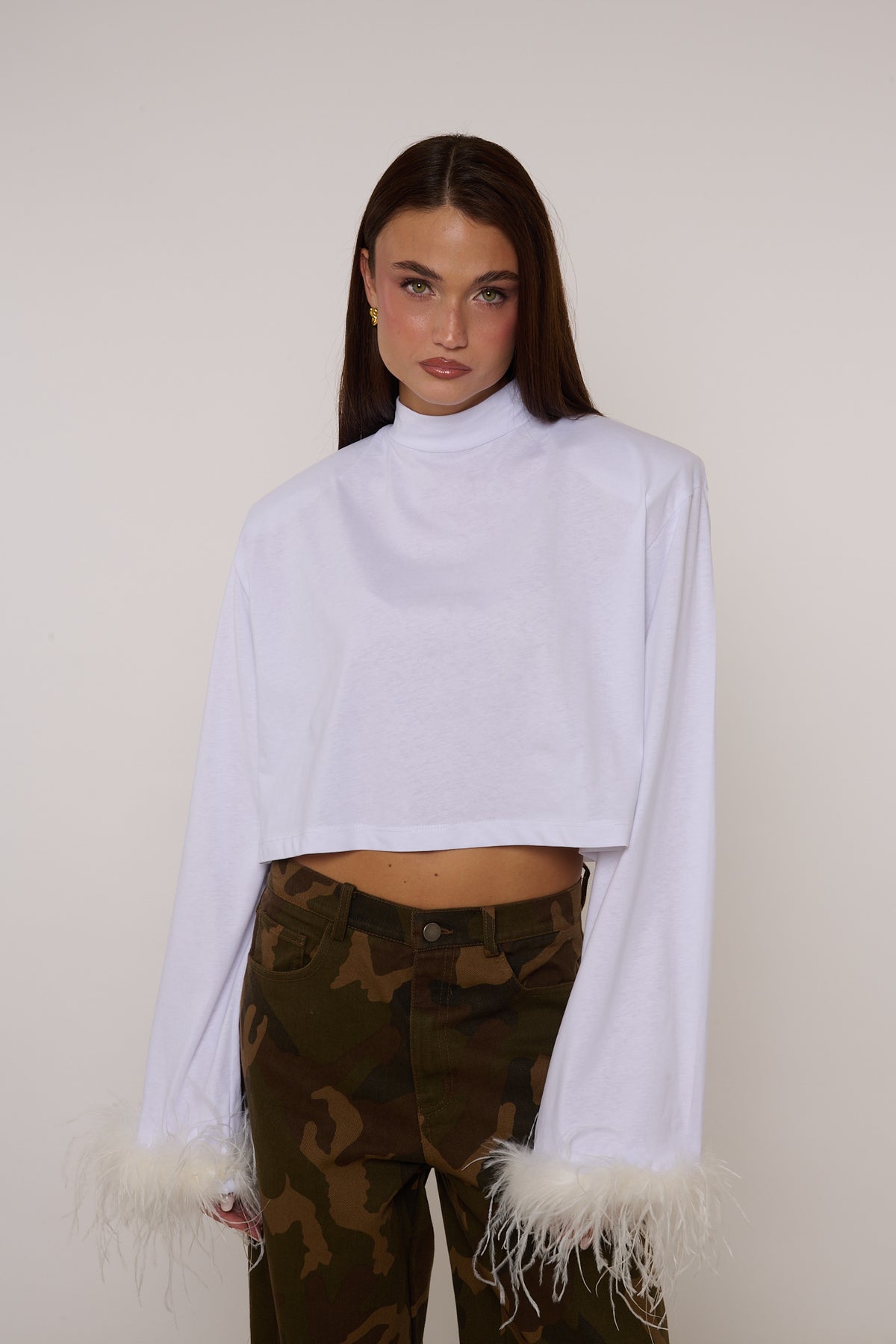 Maglia Crop ‘MEZZO COLLO’ con Piume Bianca