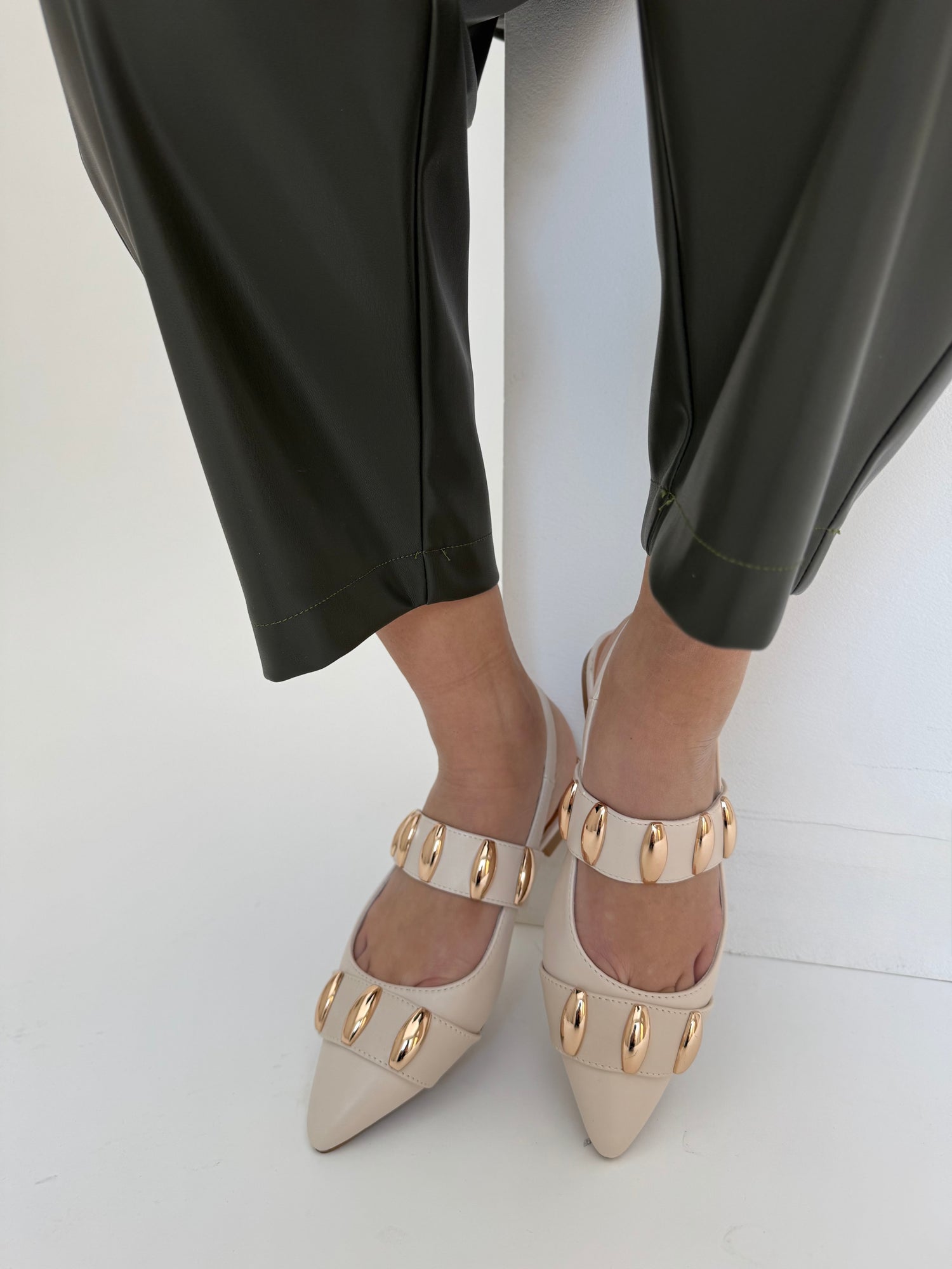 Scarpe ‘borchie e cinturino’ Beige