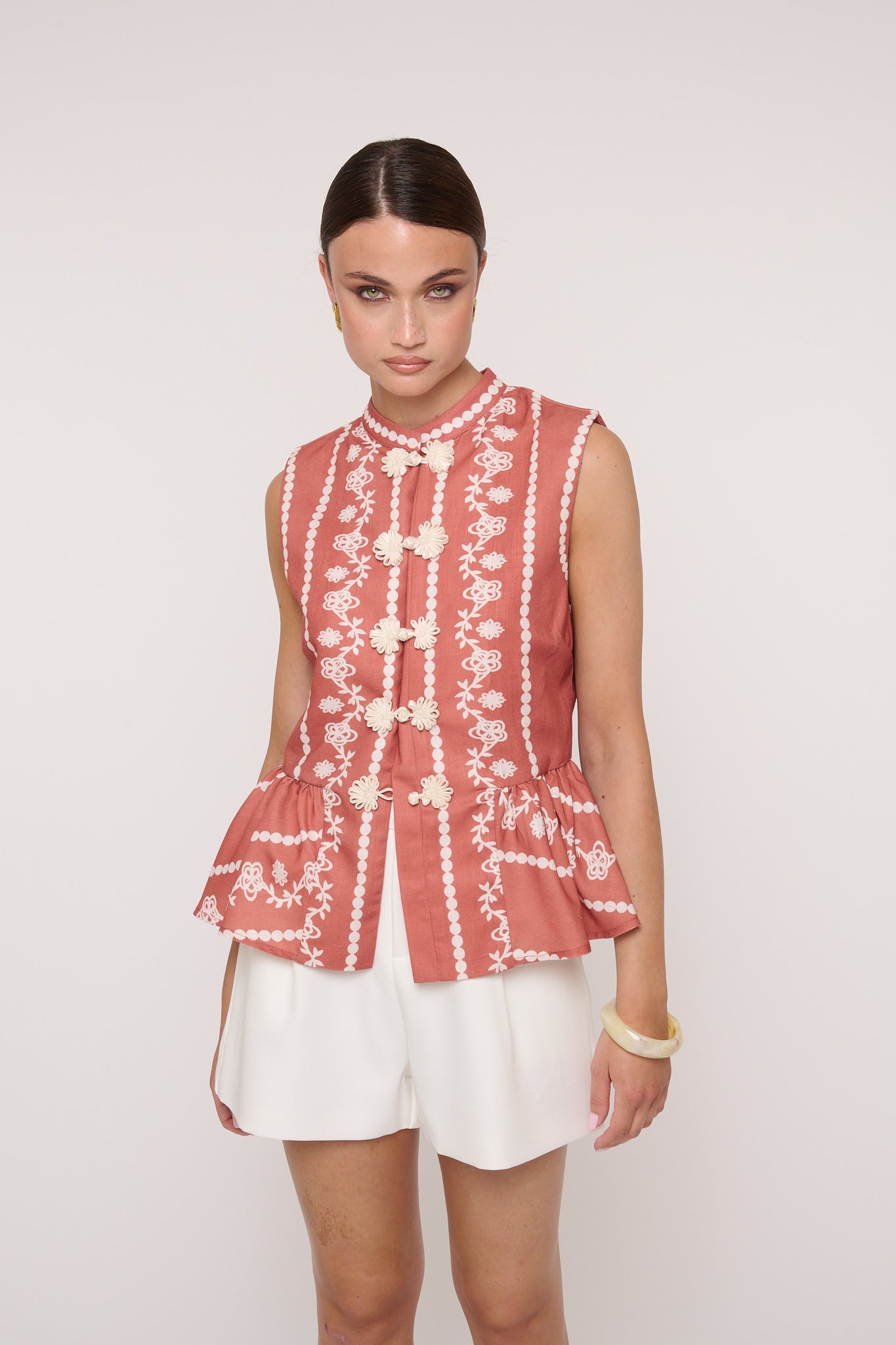 Gilet ‘100% LINO’ Con Alamari e Balze Rame