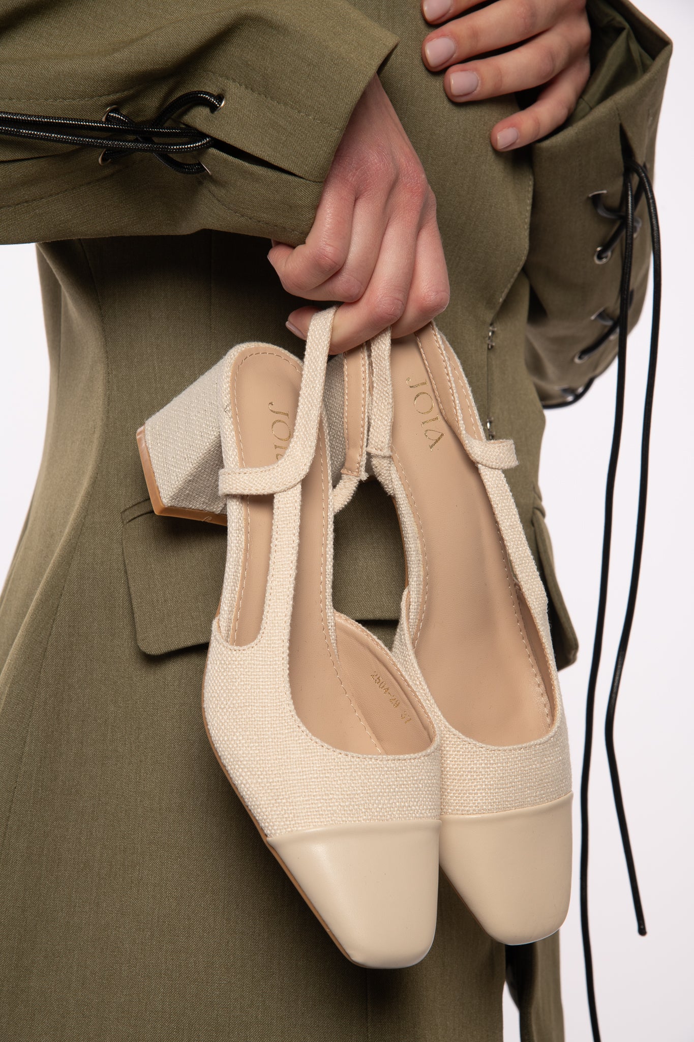 Scarpe ‘MODELLO GIULIA’ Rafia punta Panna