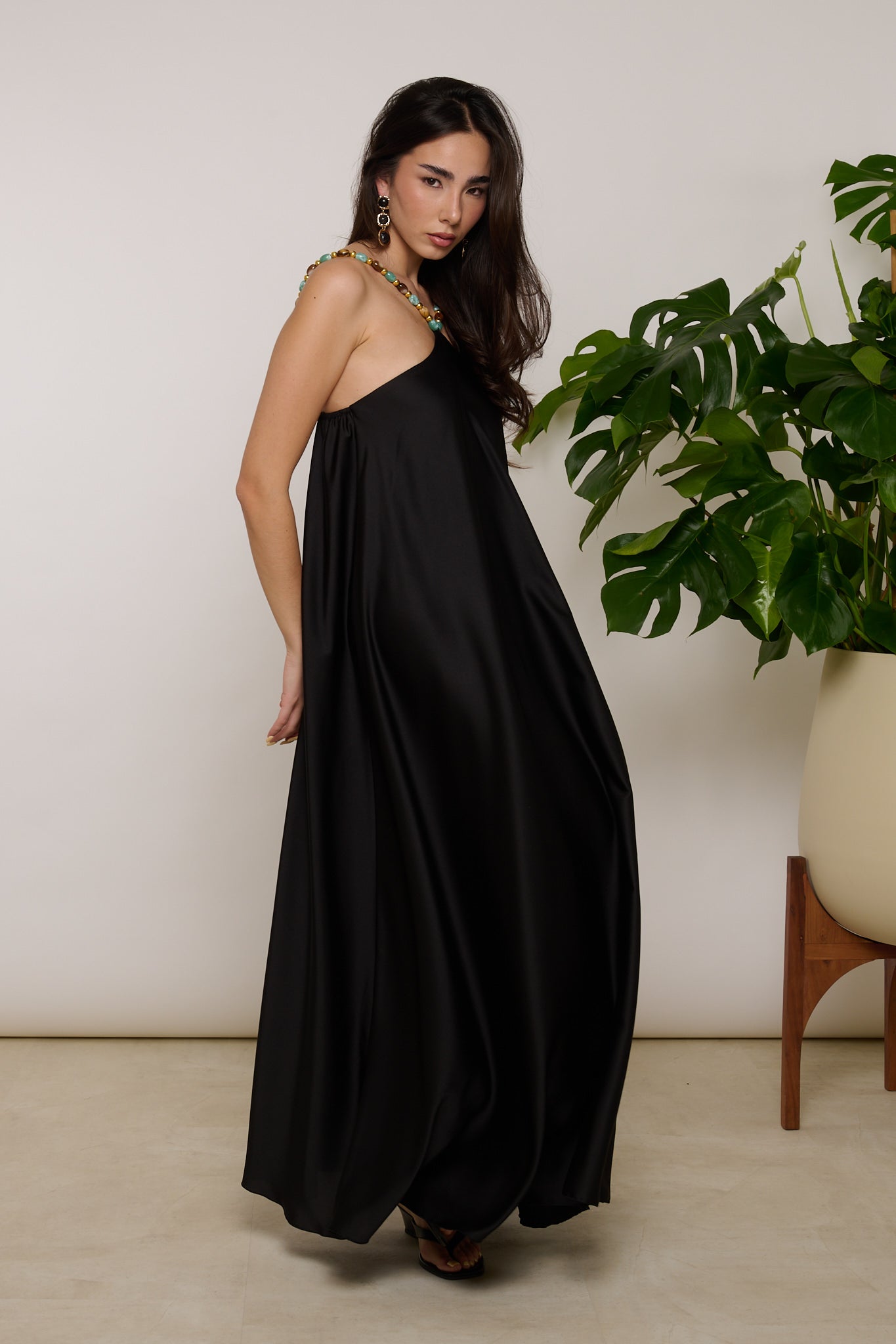 Abito ‘SATIN’ Con Perle Nero
