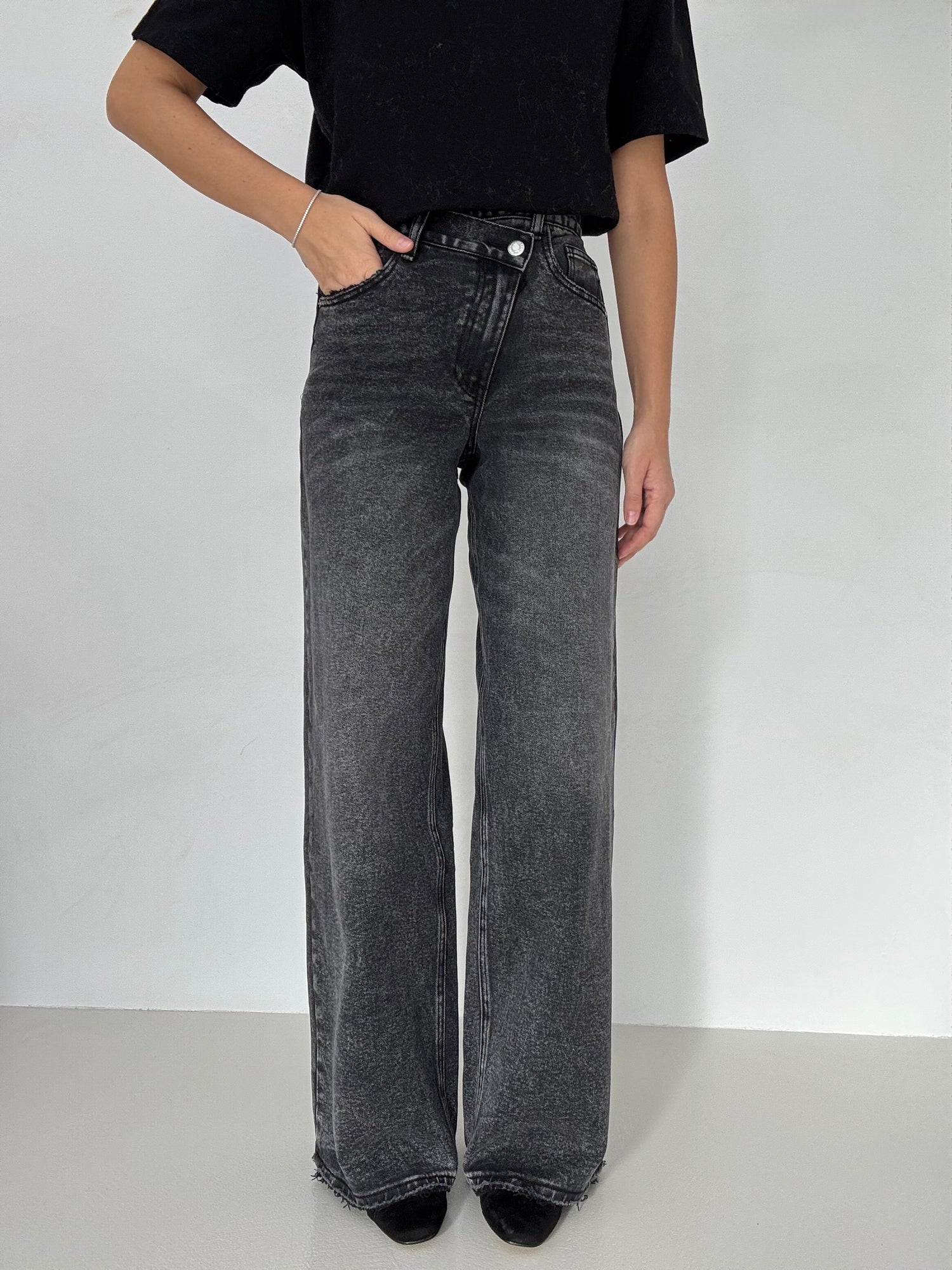 Jeans ‘BOTTONE ASIMMETRICO’ Nero Slavato