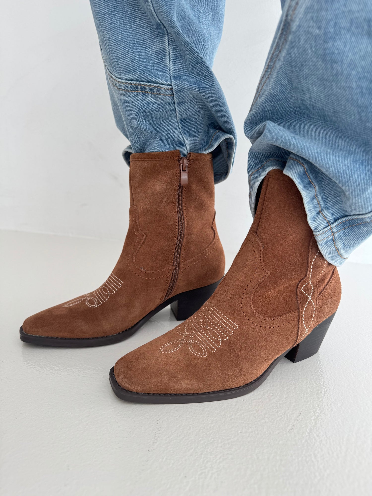 Camperos ‘BASSO’ ricami in camoscio CAMEL