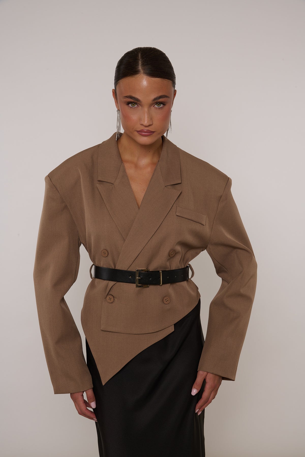 Blazer ‘ASIMMETRICO’ con cintura Camel