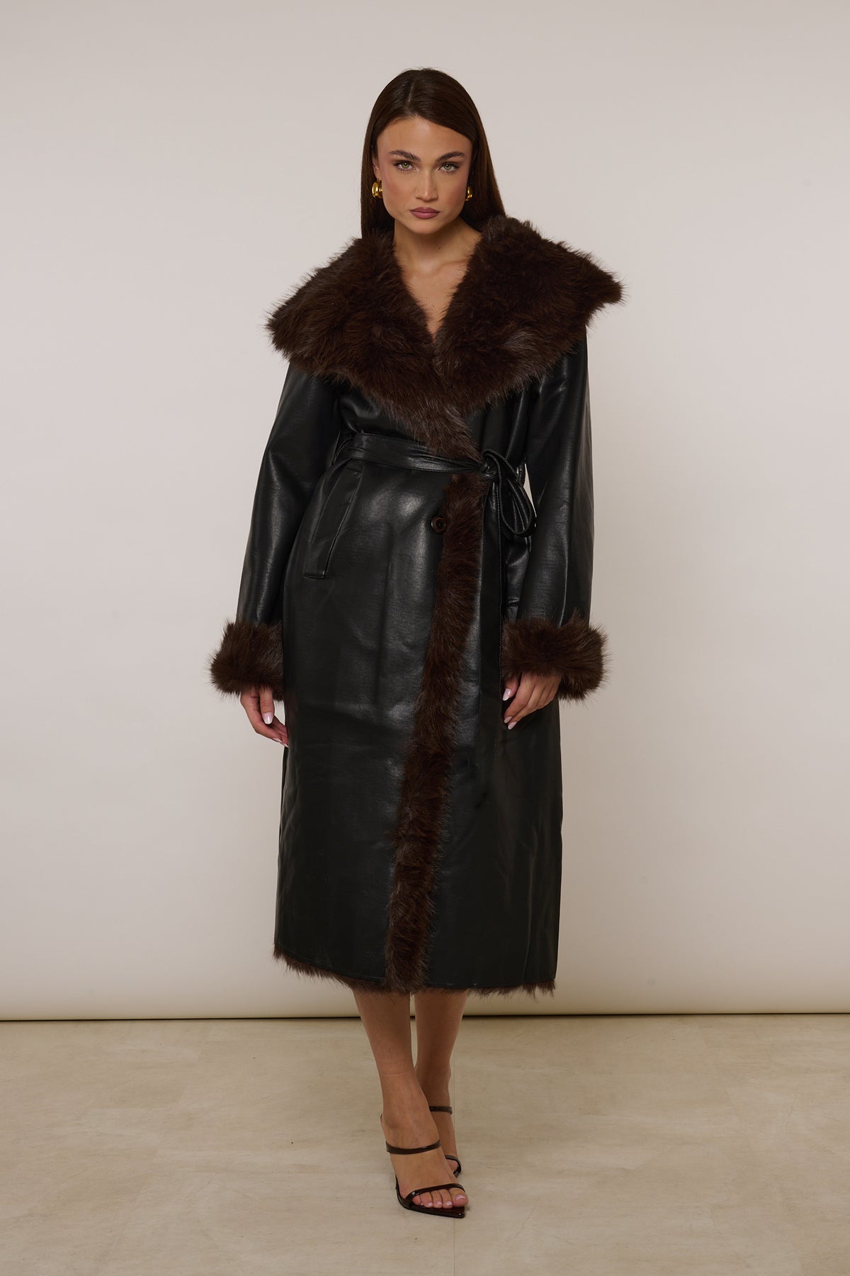 Cappotto in ecopelle con pelliccia interna