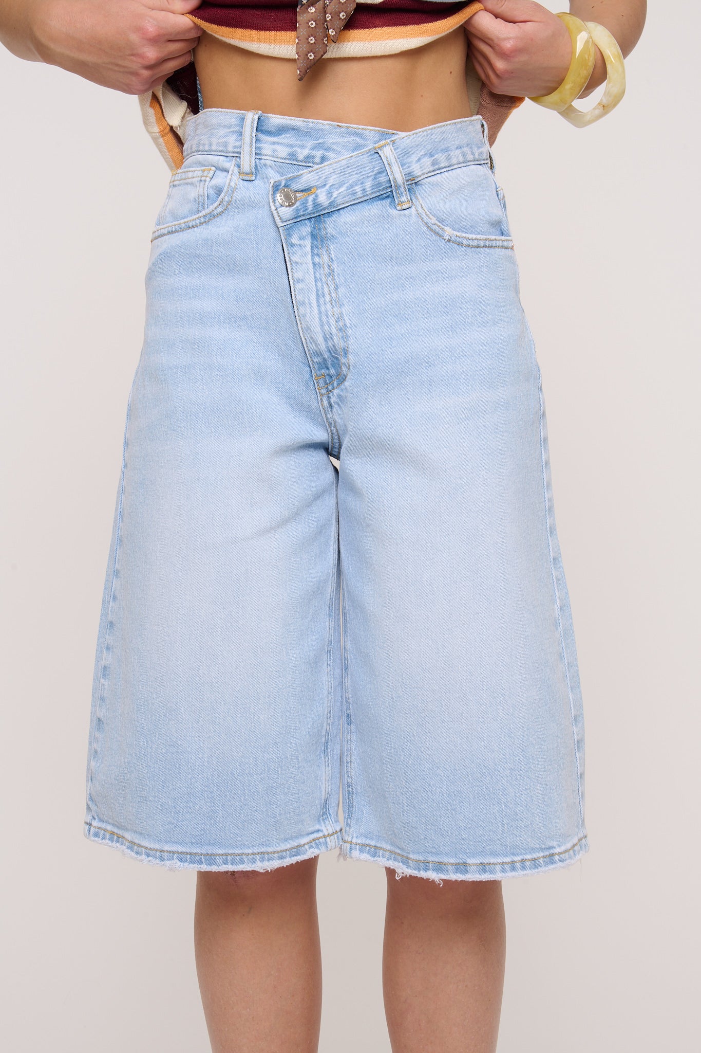 Bermuda ‘ABBOTTONATURA ASIMMETRICA’ in Denim
