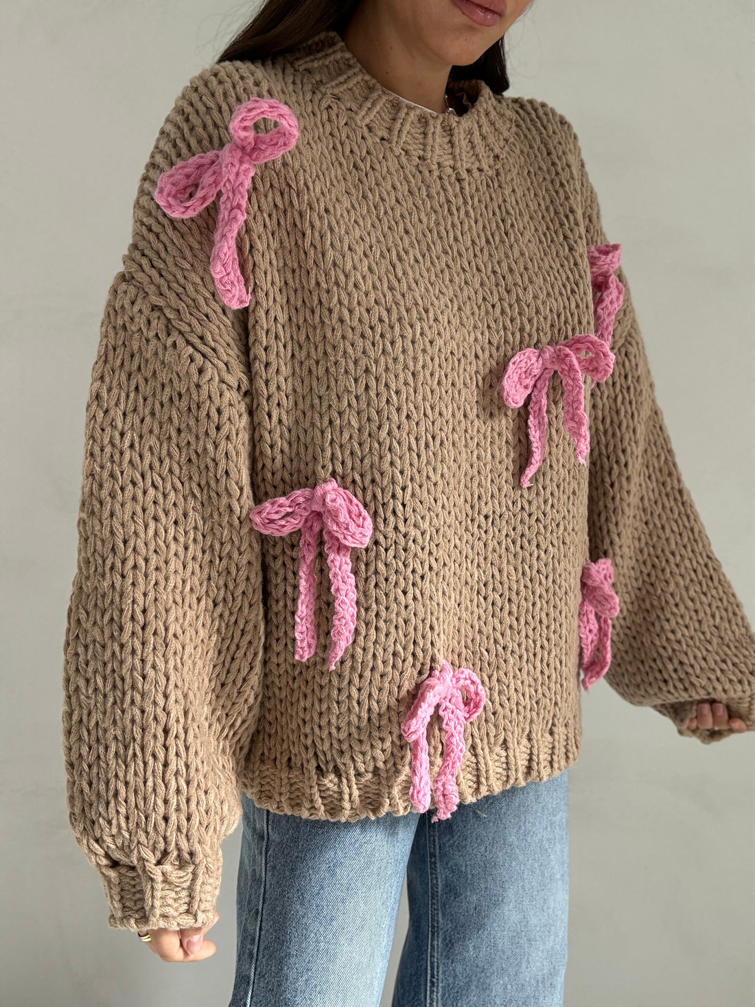 Maglione ‘UNCINETTO’ Camel con fiocchi rosa