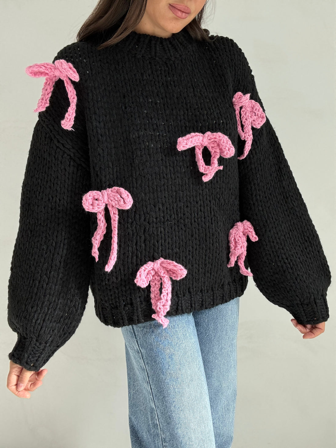 Maglione ‘UNCINETTO’ Nero con fiocchi rosa