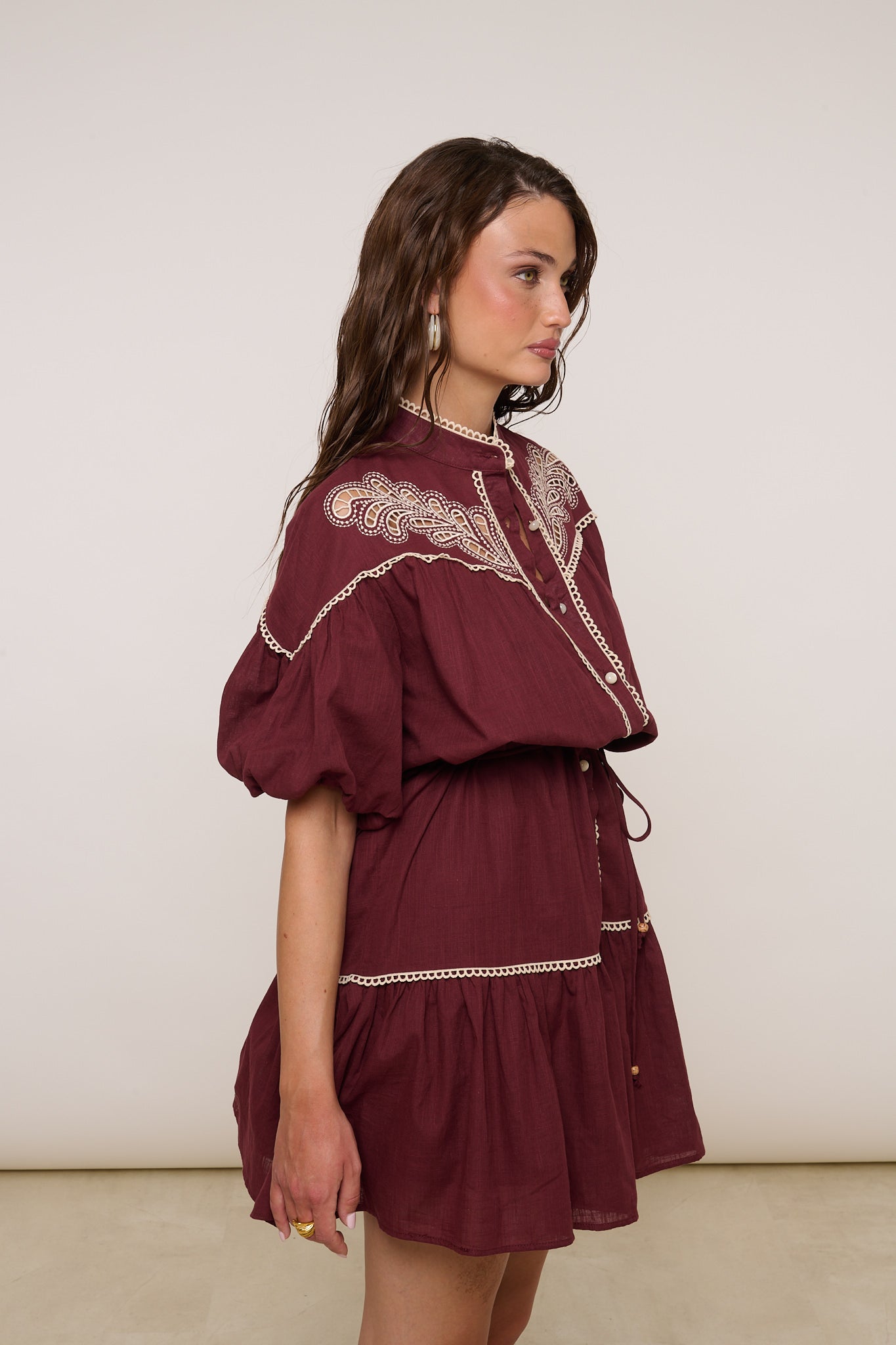 Abito ‘RICAMI’ con manica sbuffo Bordeaux
