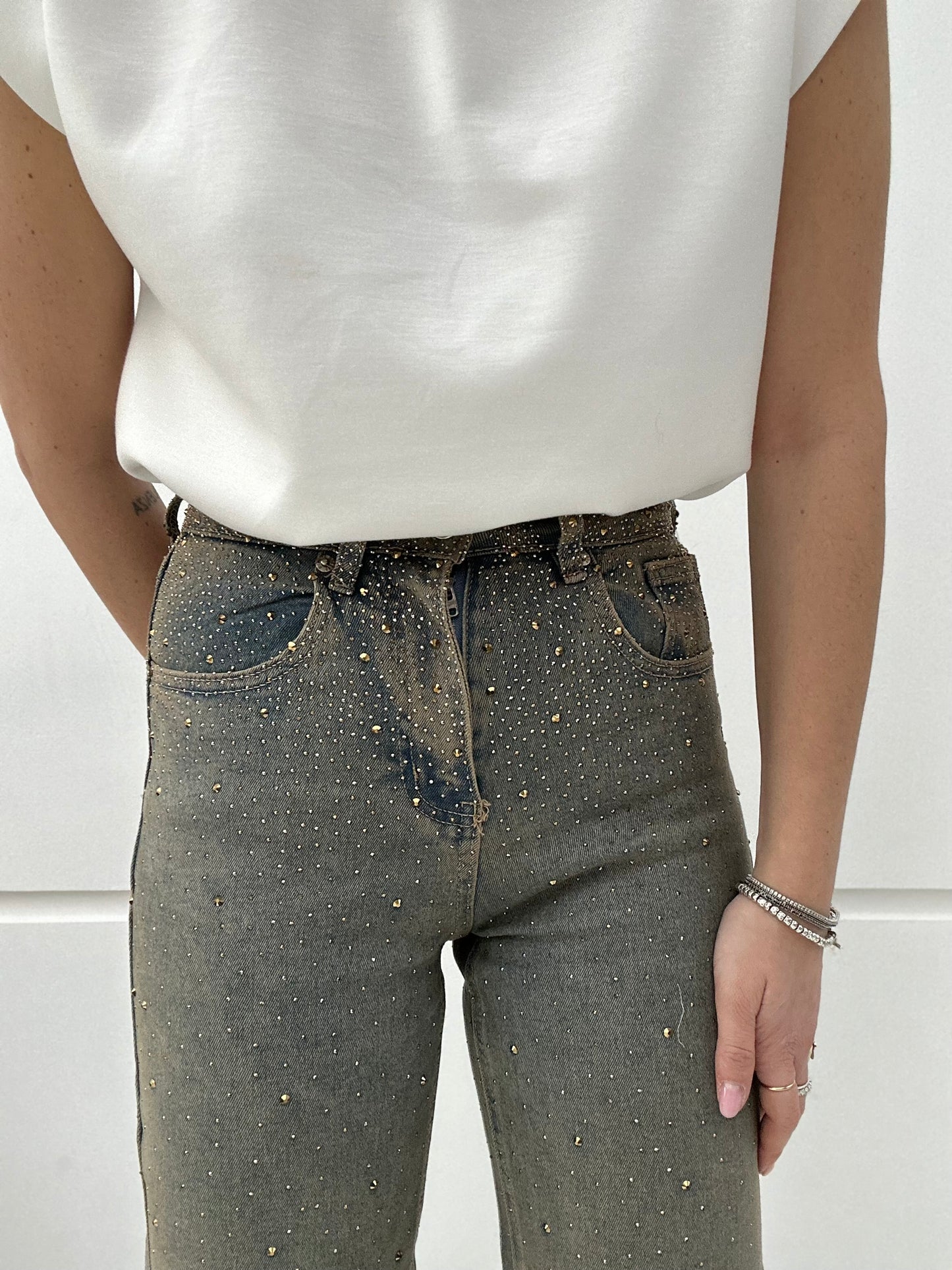 Jeans slavato con strass