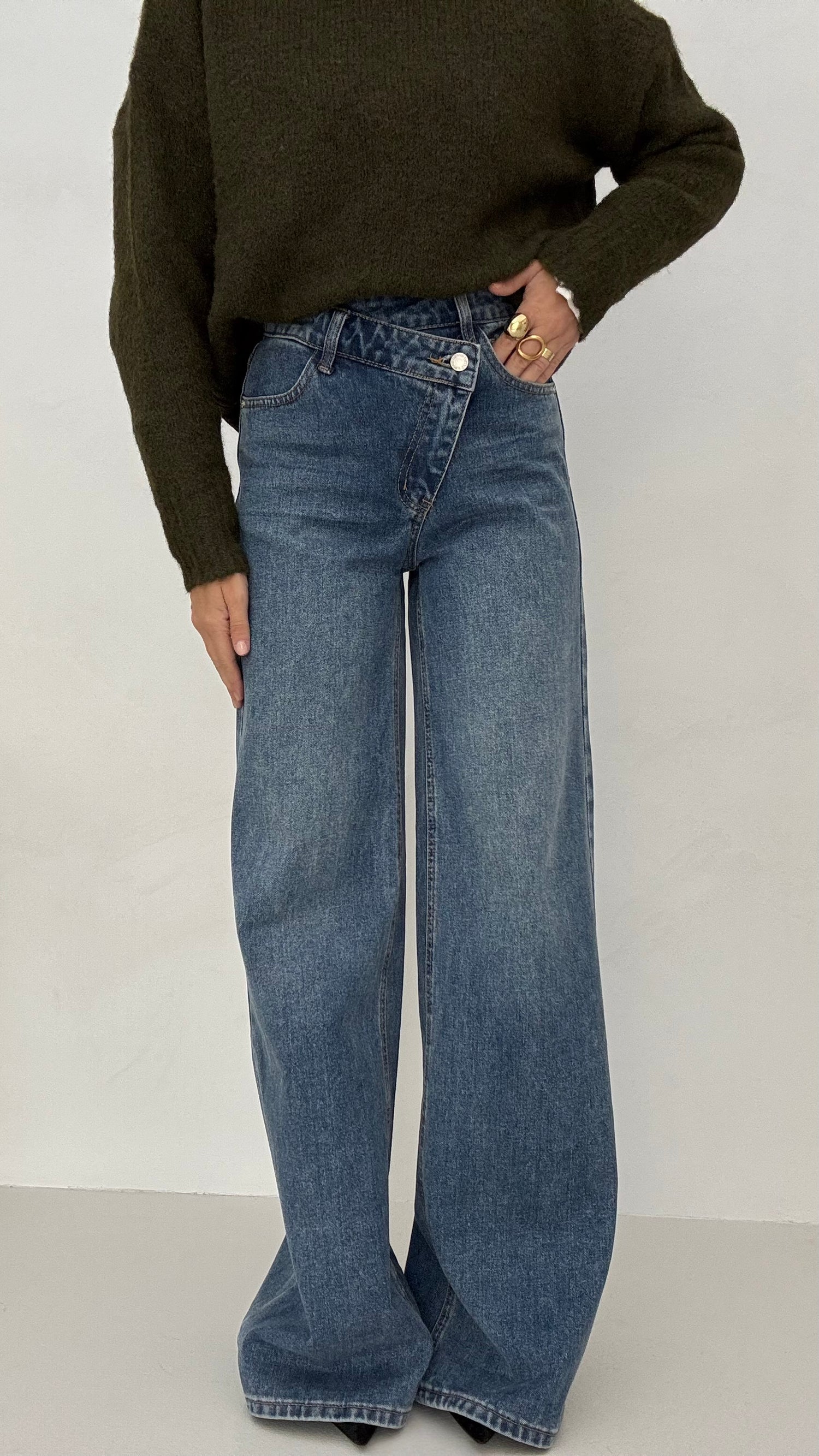 Jeans ‘BOTTONE ASIMMETRICO’ Gamba Larga Denim Medio