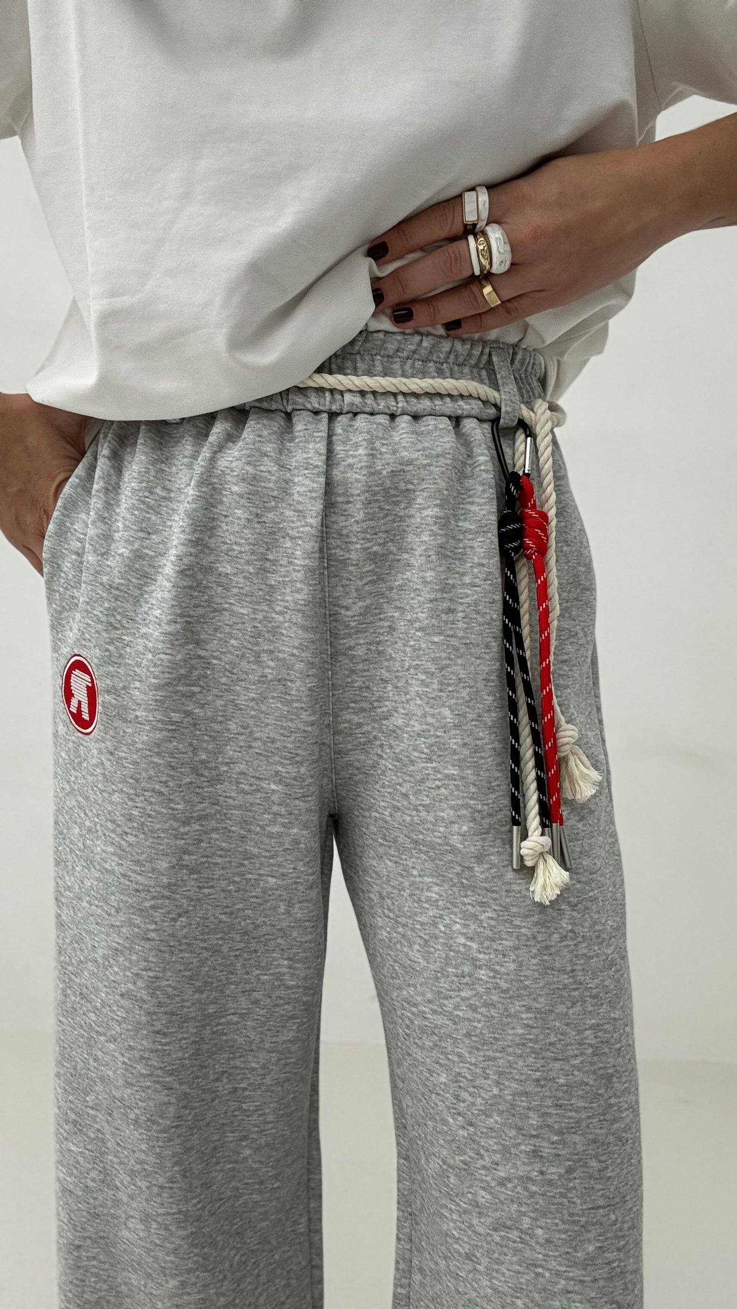 Pantalone tuta ‘R’ con charms e cinturino corda Grigio