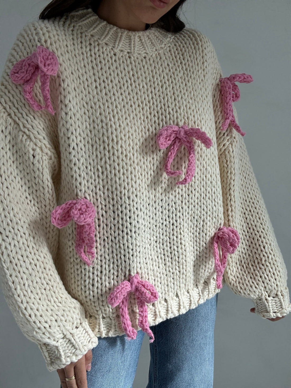 Maglione ‘UNCINETTO’ Panna con fiocchi rosa