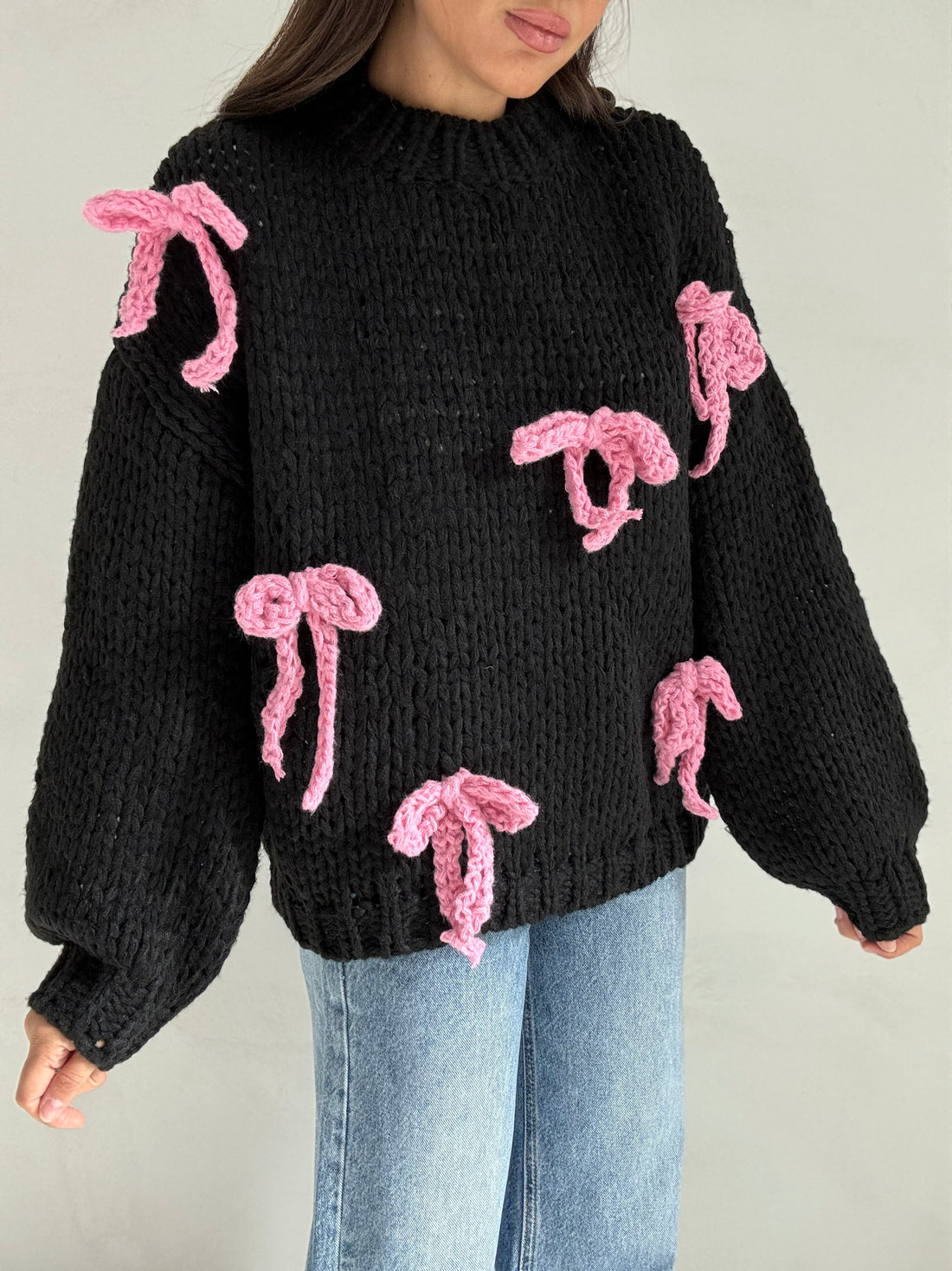 Maglione ‘UNCINETTO’ Nero con fiocchi rosa