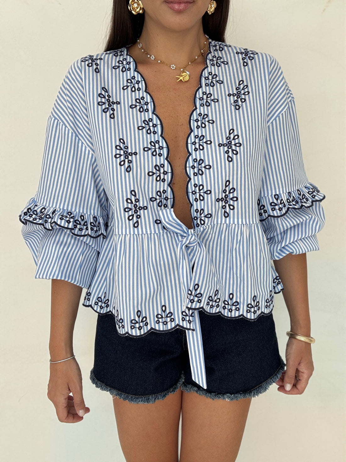 Blusa crop ‘RIGHE AZZURRE’ con ricami