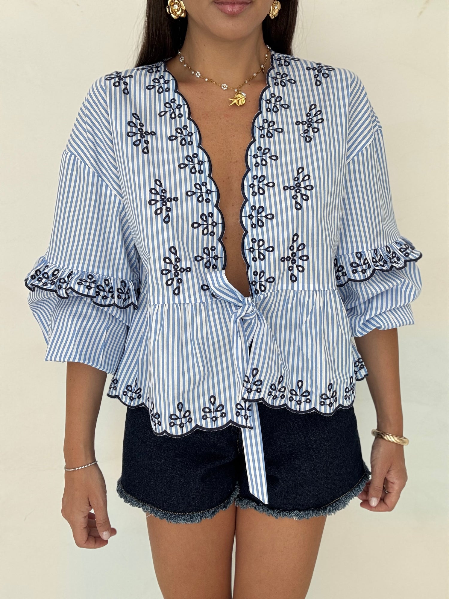 Blusa crop ‘RIGHE AZZURRE’ con ricami