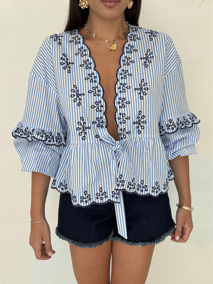 Blusa crop ‘RIGHE AZZURRE’ con ricami