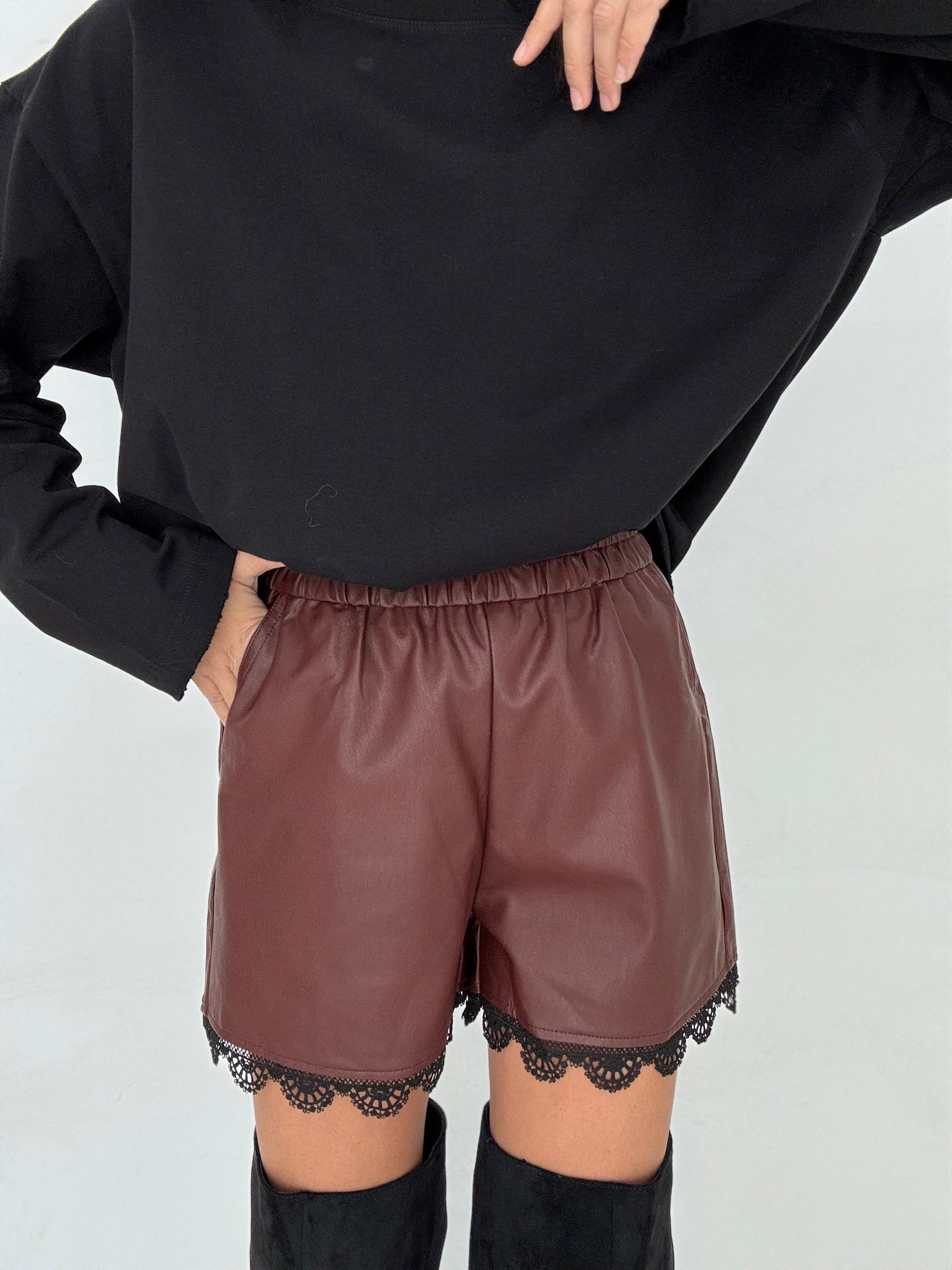 Pantaloncino ‘ECOPELLE DETTAGLI PIZZO ’ Bordeaux