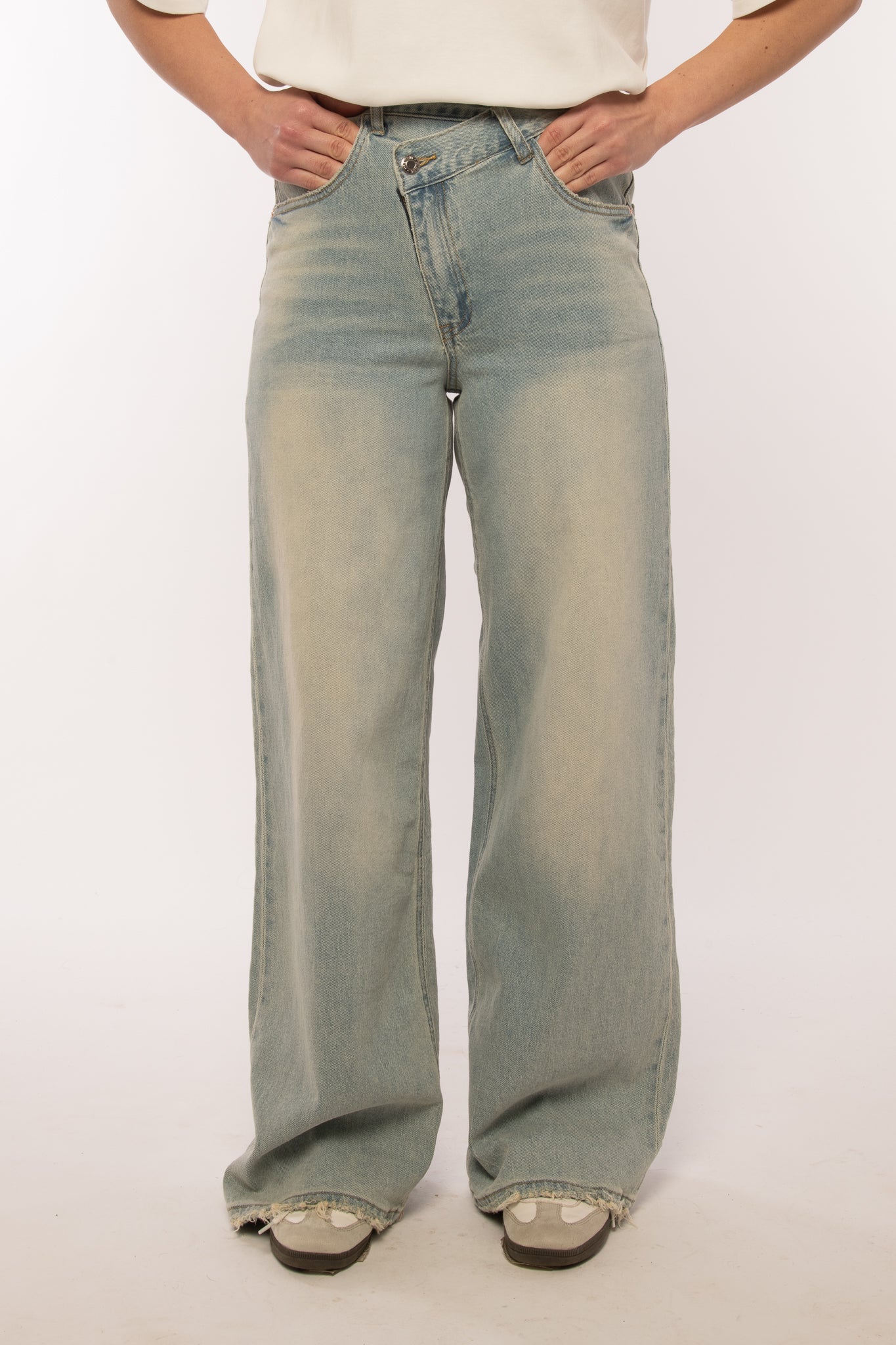 Jeans ‘BOTTONE ASIMMETRICO’ Lavaggio Chiaro Sabbiato