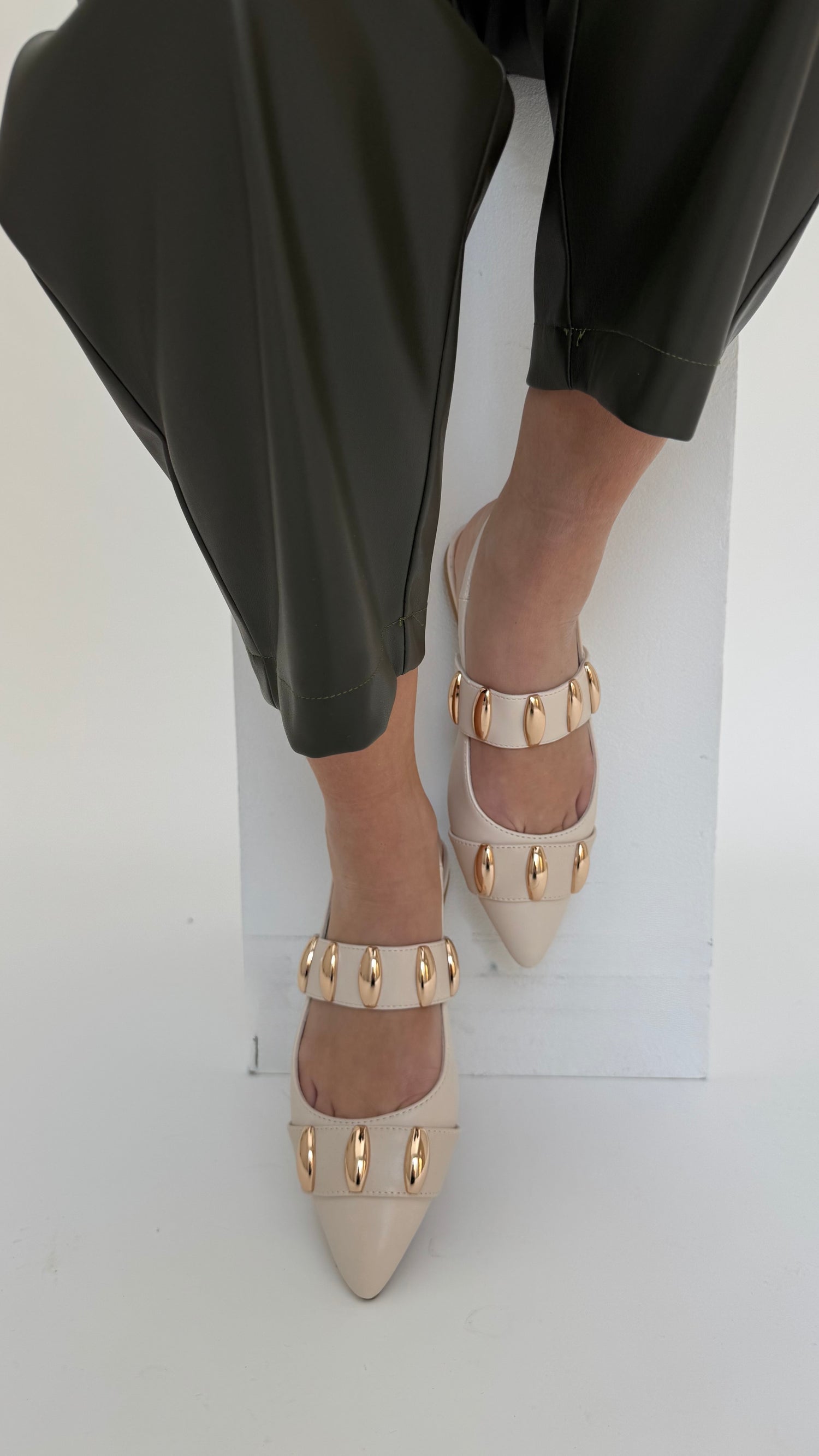 Scarpe ‘borchie e cinturino’ Beige