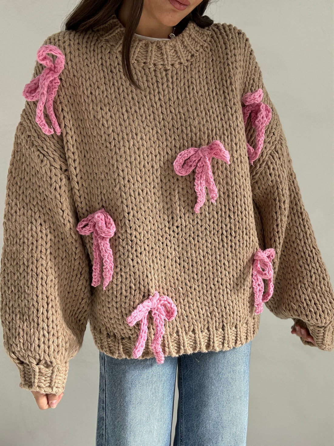 Maglione ‘UNCINETTO’ Camel con fiocchi rosa