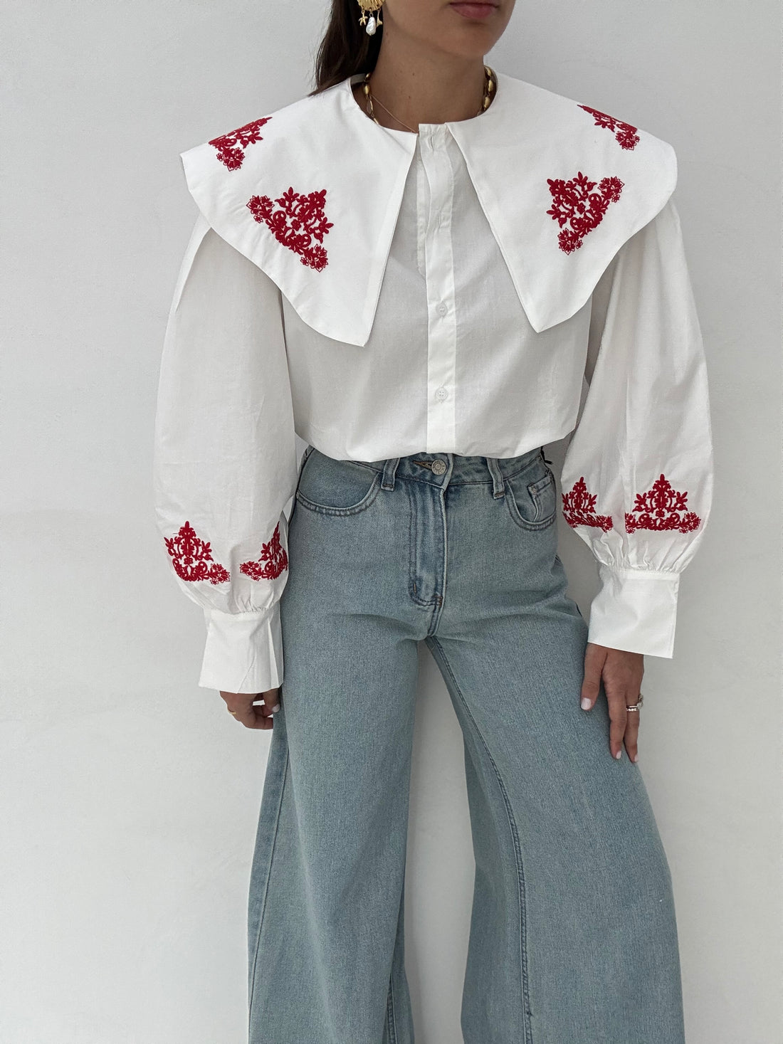 Camicia ‘BAVERO E RICAMI ROSSI’ Bianca