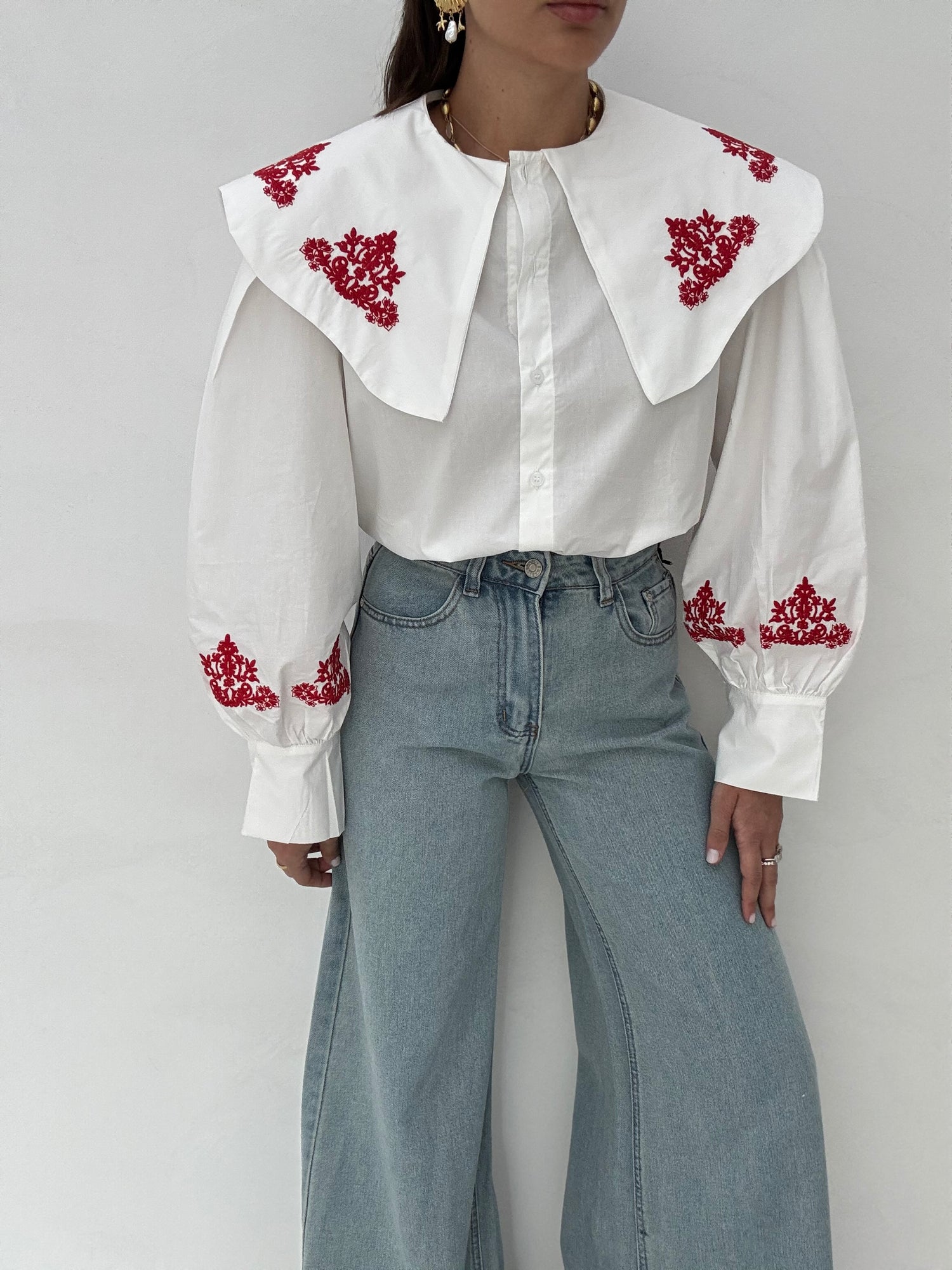 Camicia ‘BAVERO E RICAMI ROSSI’ Bianca