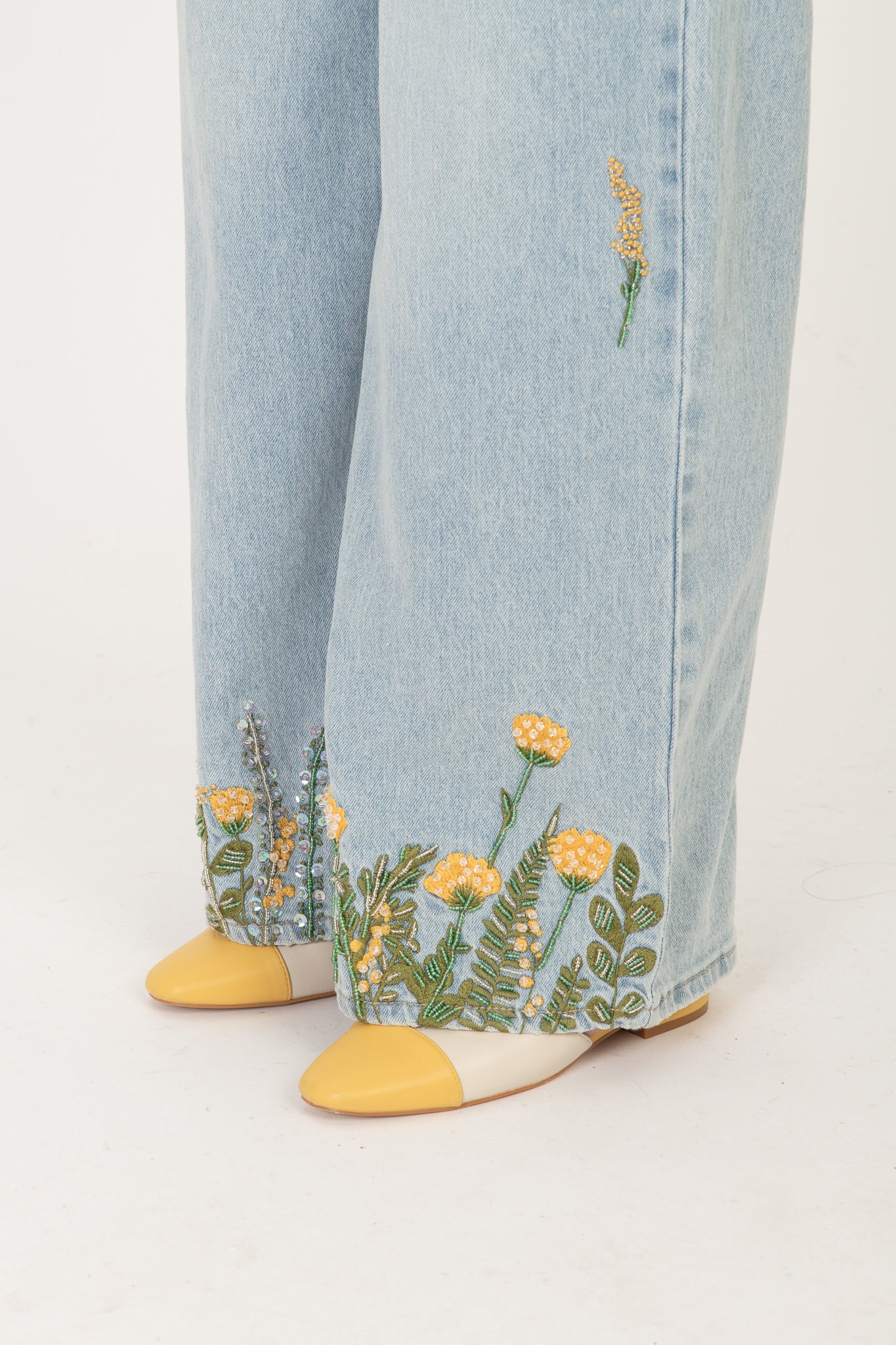 Jeans ‘SETTE OTTAVI CON RICAMI E APPLICAZIONI’ Sul fondo