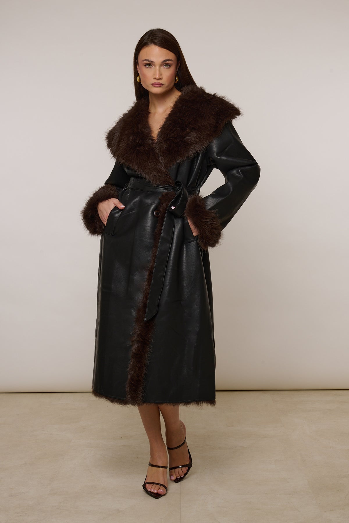 Cappotto in ecopelle con pelliccia interna