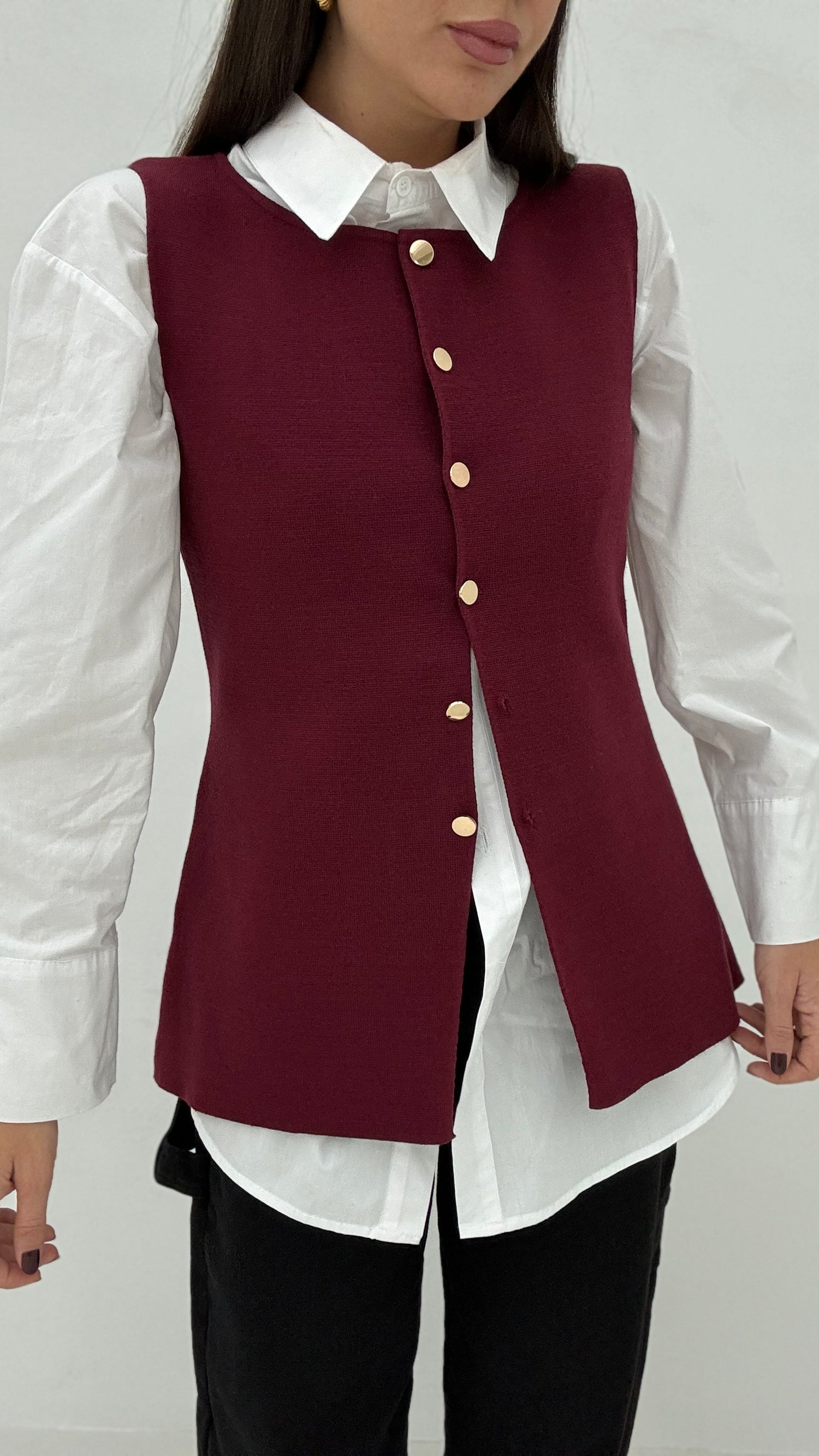 Gilet ‘AVVITATO’ bordeaux con bottoni oro