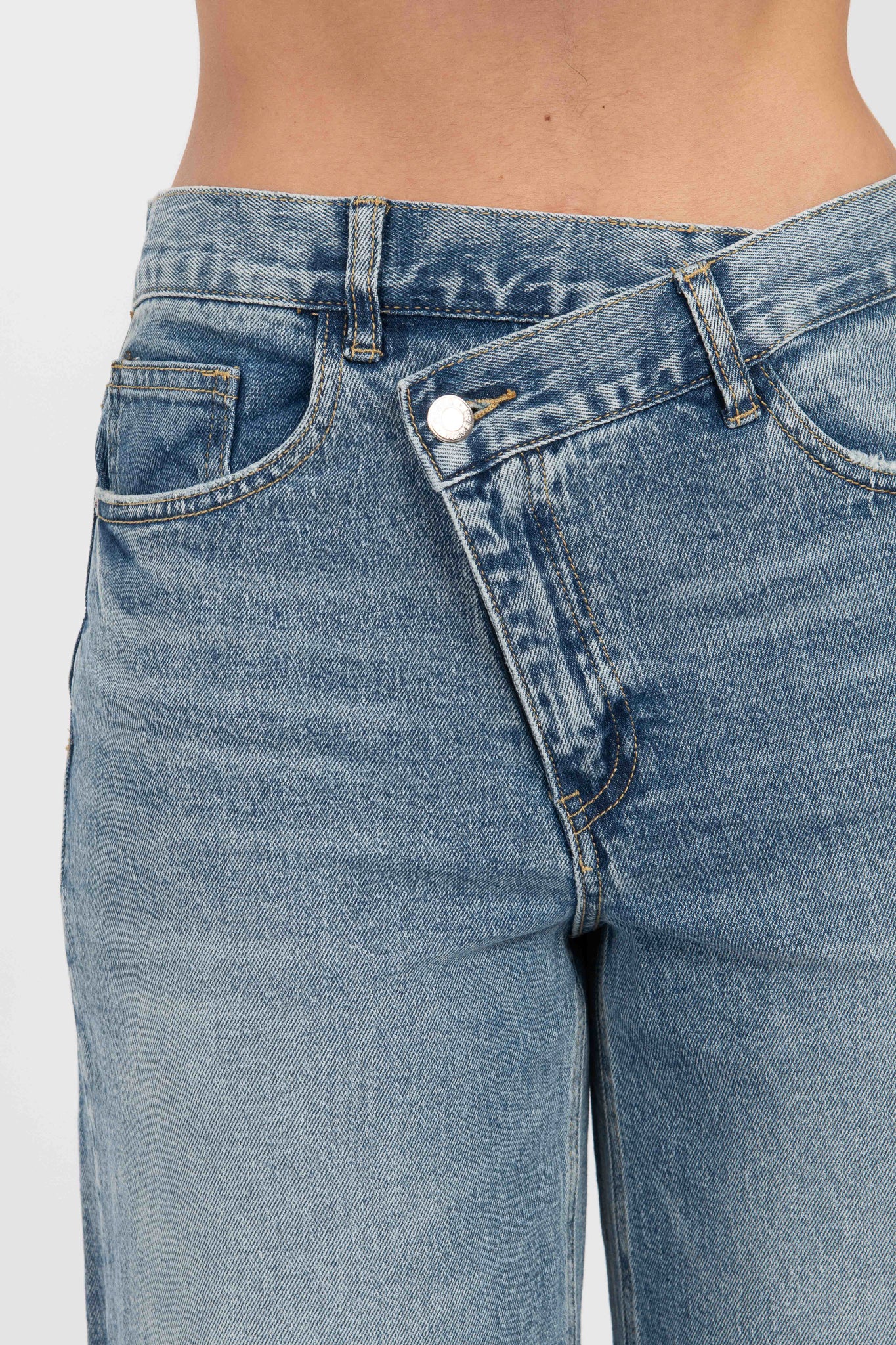 Jeans ‘BOTTONE ASIMMETRICO’ Denim Chiaro