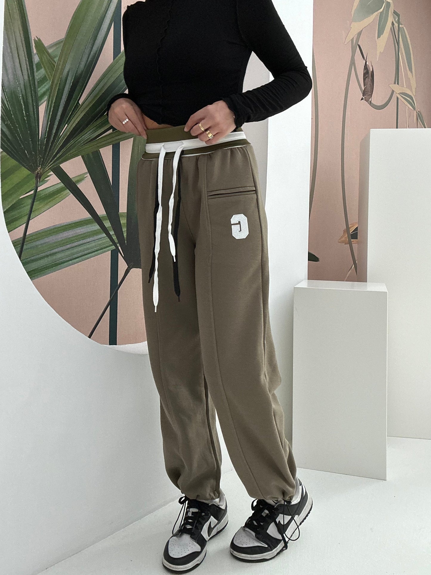 Pantalone tuta ‘G’ con banda Verde militare