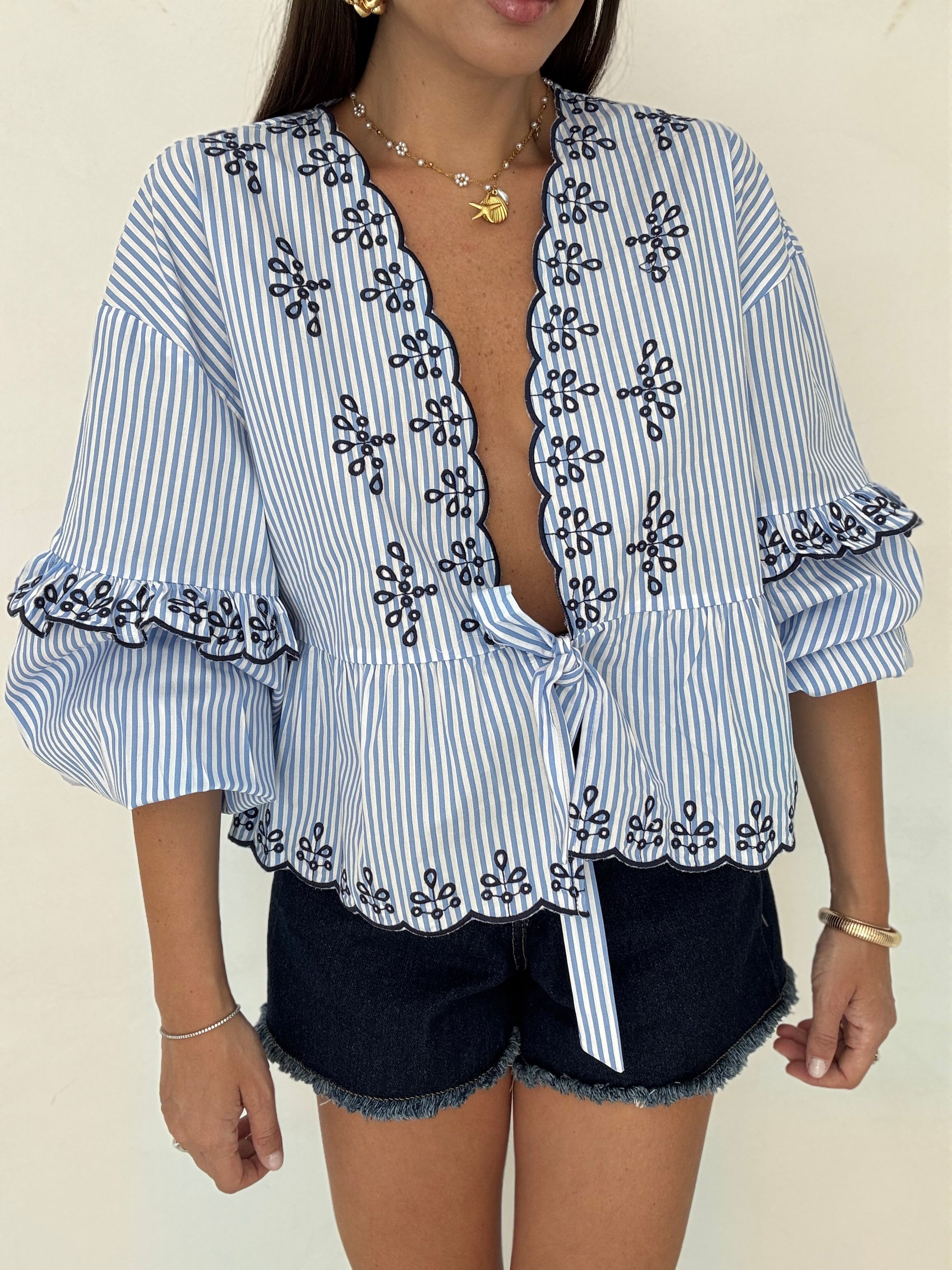 Blusa crop ‘RIGHE AZZURRE’ con ricami