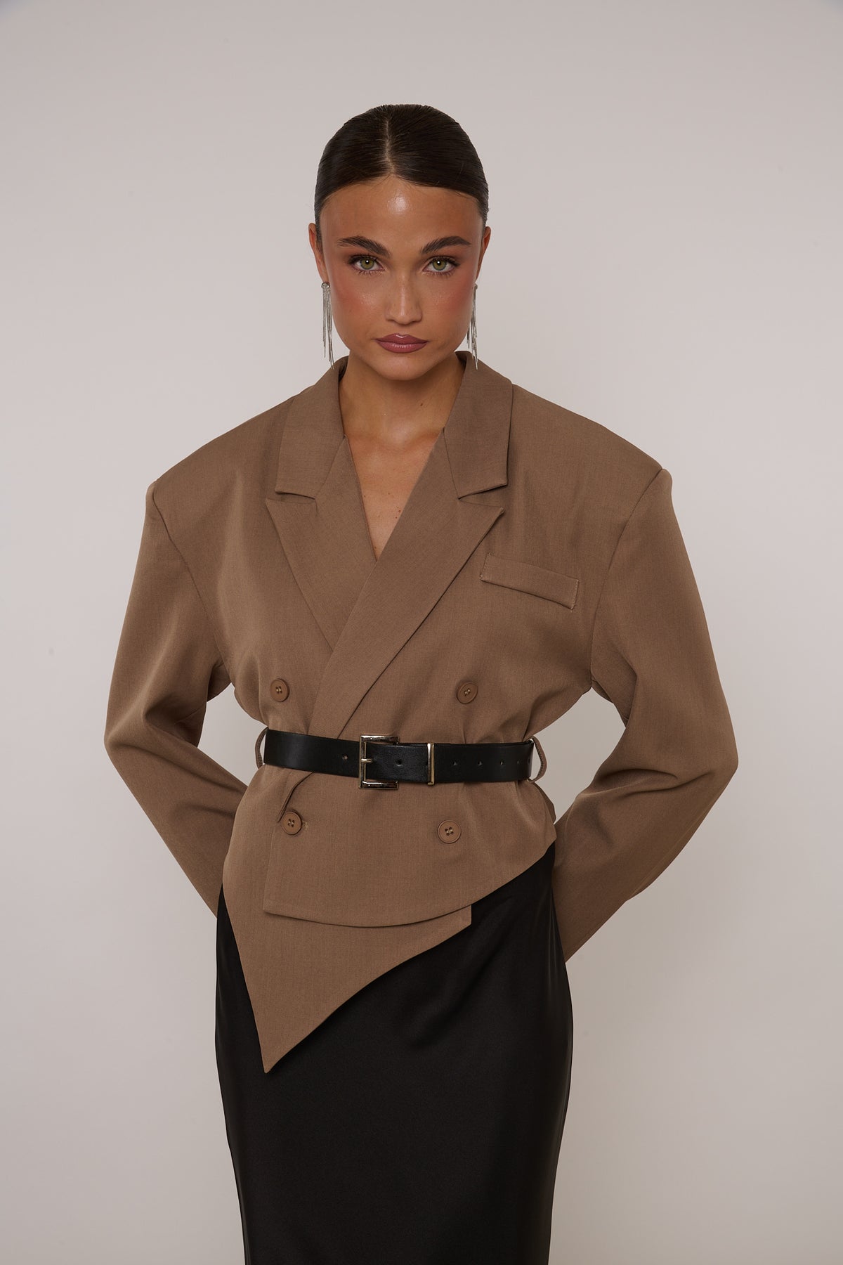 Blazer ‘ASIMMETRICO’ con cintura Camel
