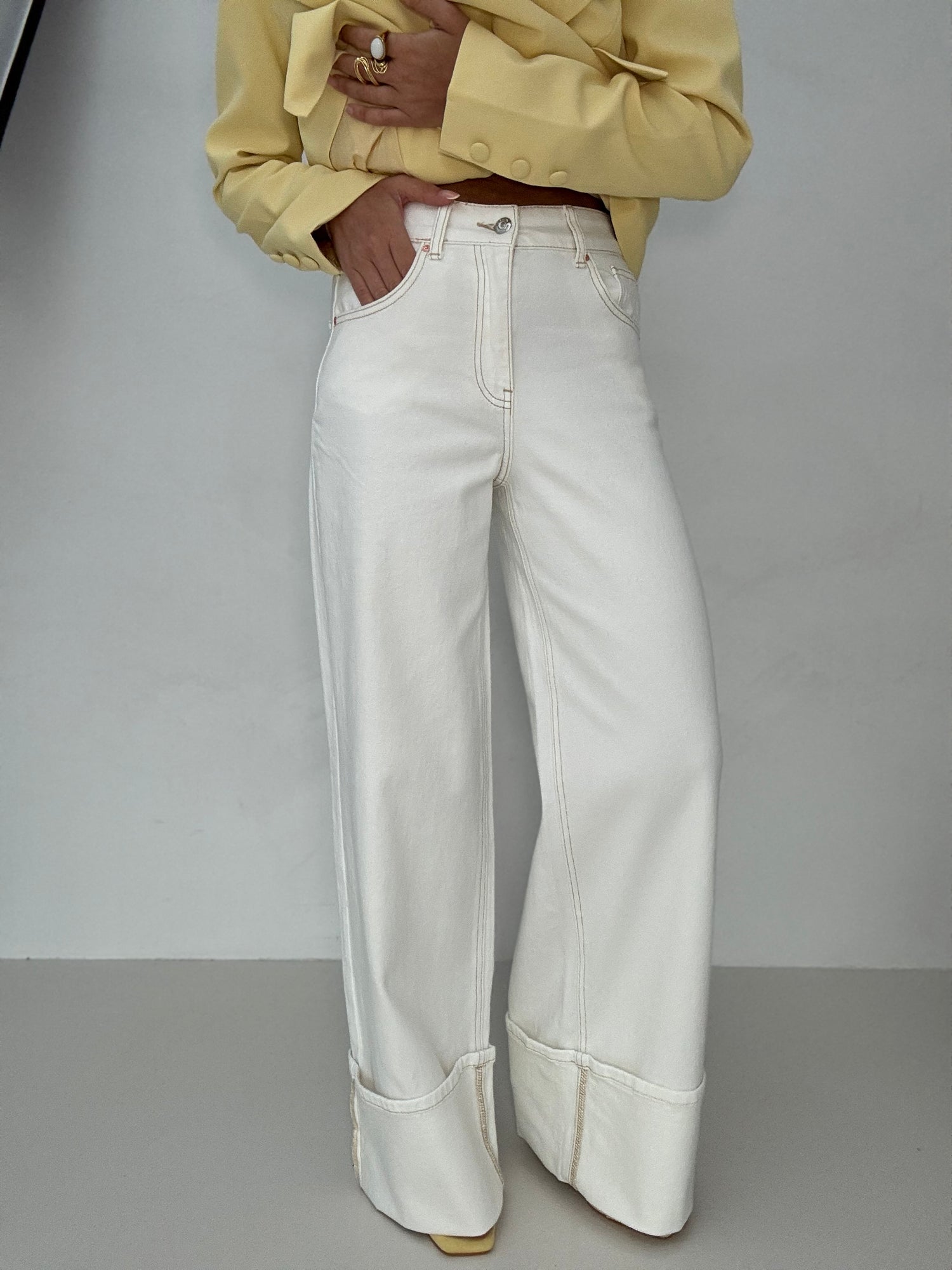 Jeans ‘PIEGONE’ bianco cuciture cuoio